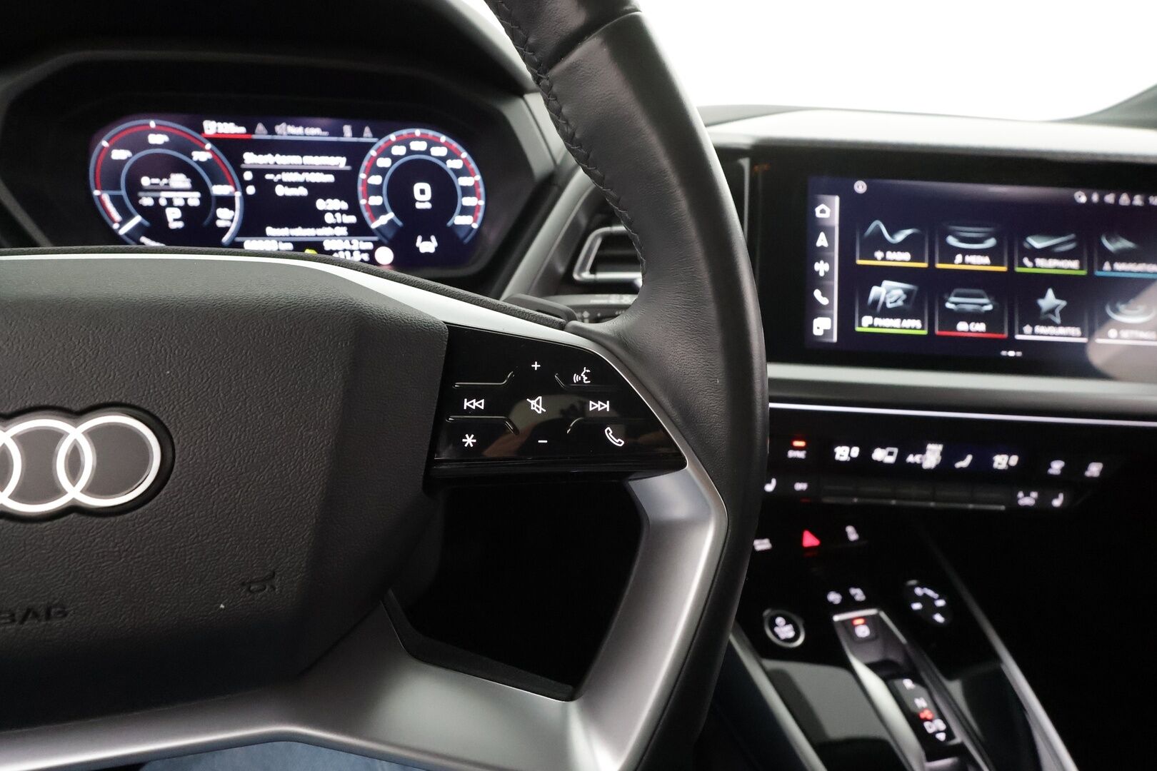 Audi Q4 e-tron 2021 40 e-tron * ACC / HUD / ILP / P.kamera / Matrix LED / Koukku / Sporttipenkit / Navi / Digimittaristo / Sähköluukku * - 1.Om Suomi-auto / Kahdet renkaat aluvanteilla / Merkkihuollettu