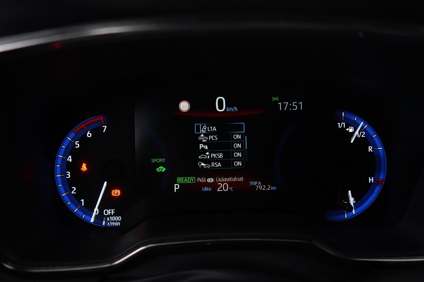 Toyota Corolla 2021 1.8 Touring Sports Hybrid Style *ACC / Kamera / Blackpack / Ratinlämmitin / Keyless / Sähköluukku* - Suomi-Auto / Erikoisväri! / Huippuvarusteet / Merkkihuollettu/ 2X Vanteet / Viimeisin huolto 121tkm!