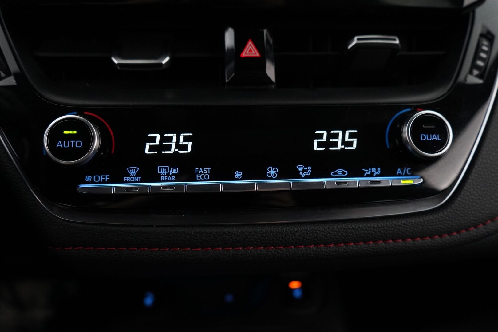 Toyota Corolla 2021 1.8 Touring Sports Hybrid Style *ACC / Kamera / Blackpack / Ratinlämmitin / Keyless / Sähköluukku* - Suomi-Auto / Erikoisväri! / Huippuvarusteet / Merkkihuollettu/ 2X Vanteet / Viimeisin huolto 121tkm!