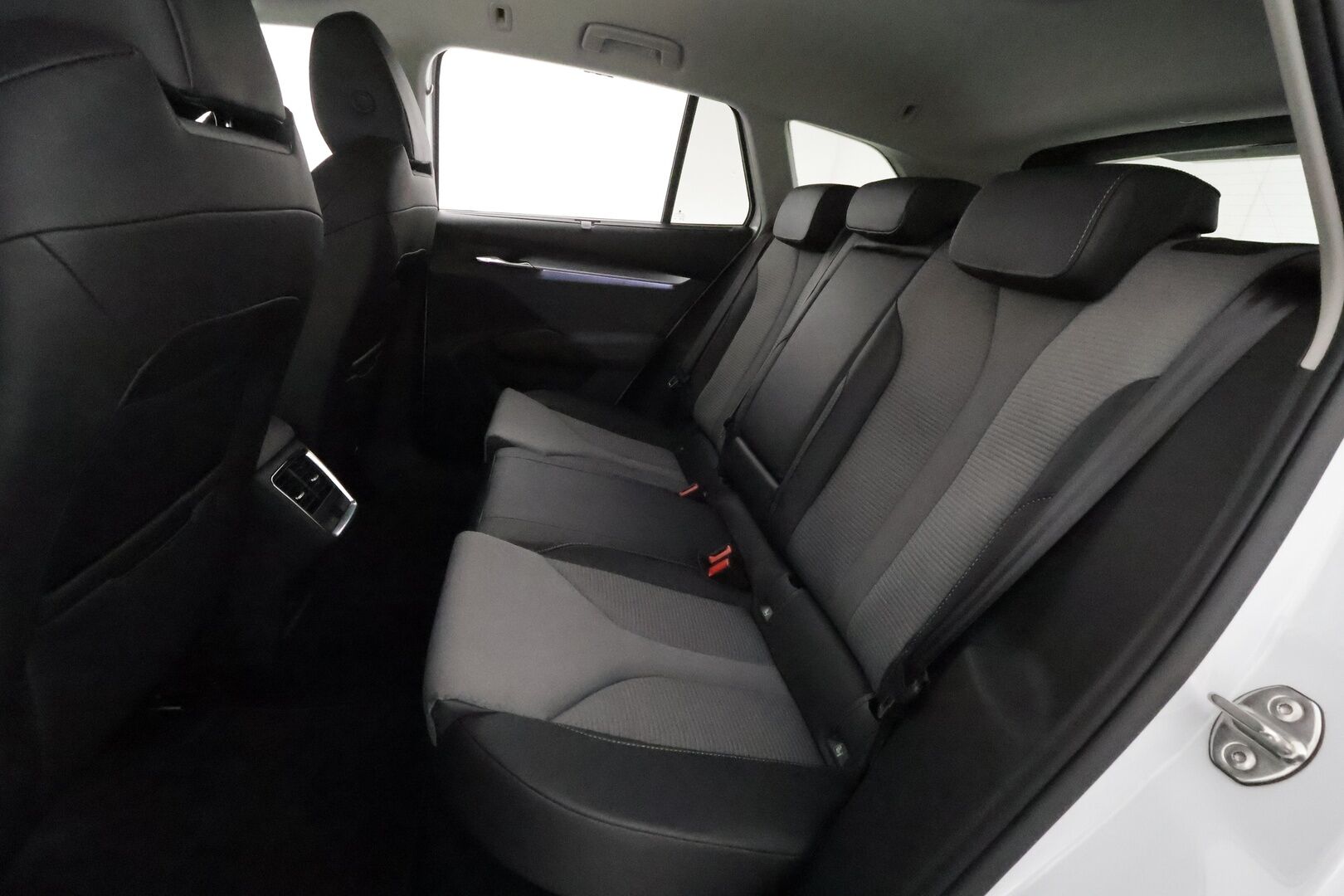 Skoda Enyaq 2021 60 Launch Edition iV **ACC / ILP / P.kamera / Navi / LED / KeylessGo / Digimittaristo** - 1.Om Suomi-auto / Kahdet renkaat aluvanteilla 