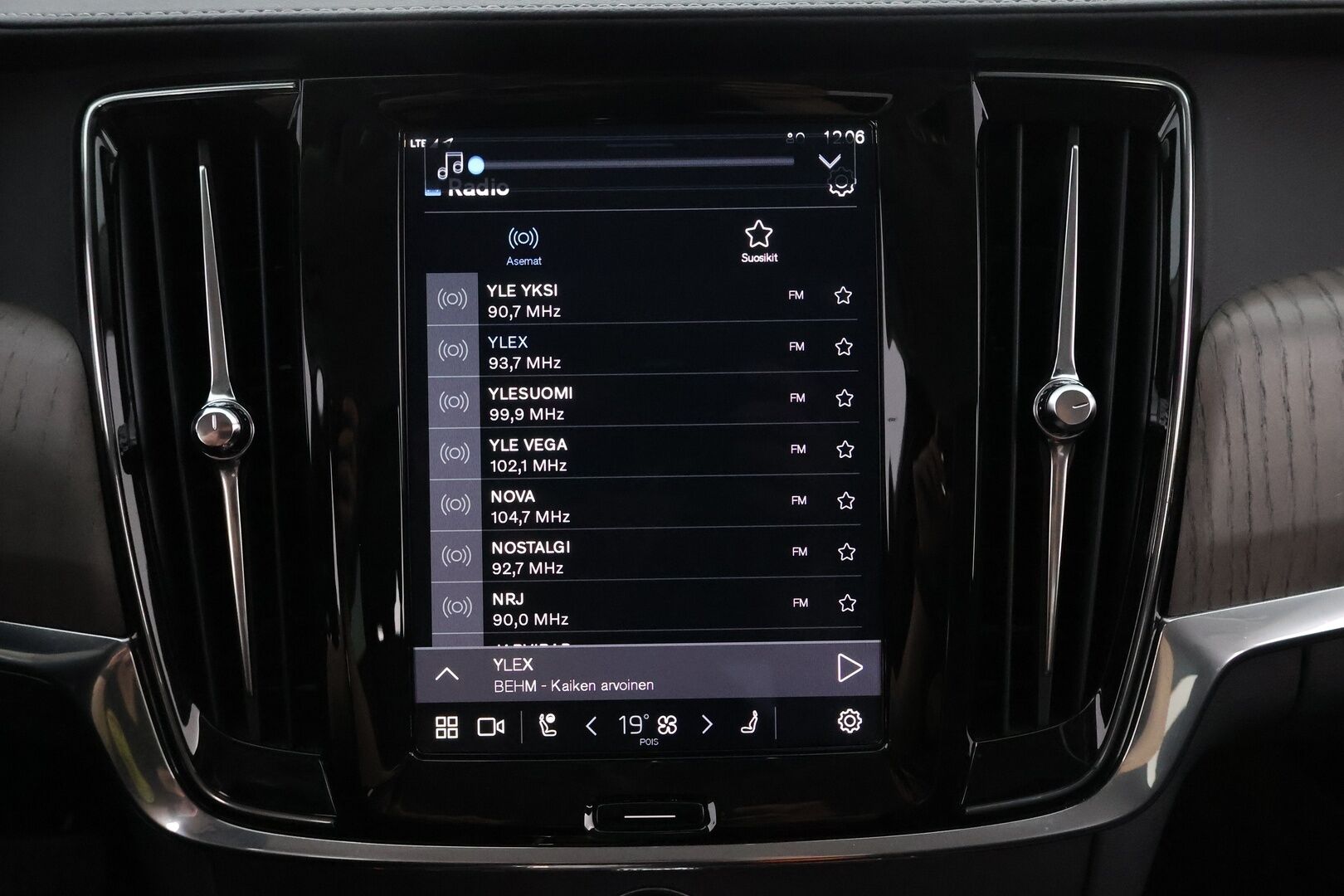 Volvo V90 2022 T6 TwE AWD Business Inscription aut - 3,99 % KORKOTARJOUS TÄHÄN AUTOON - Suomiauto / Webasto / Adapt.Vakkari / Nahkasisusta / Vetokoukku / Peruutuskamera / Merkkihuollot / Apple&Android / Huippuvarusteet!