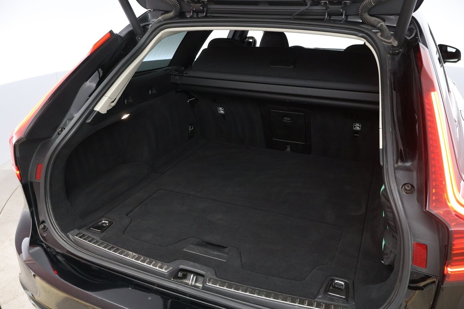 Volvo V90 2022 T6 TwE AWD Business Inscription aut - 3,99 % KORKOTARJOUS TÄHÄN AUTOON - Suomiauto / Webasto / Adapt.Vakkari / Nahkasisusta / Vetokoukku / Peruutuskamera / Merkkihuollot / Apple&Android / Huippuvarusteet!