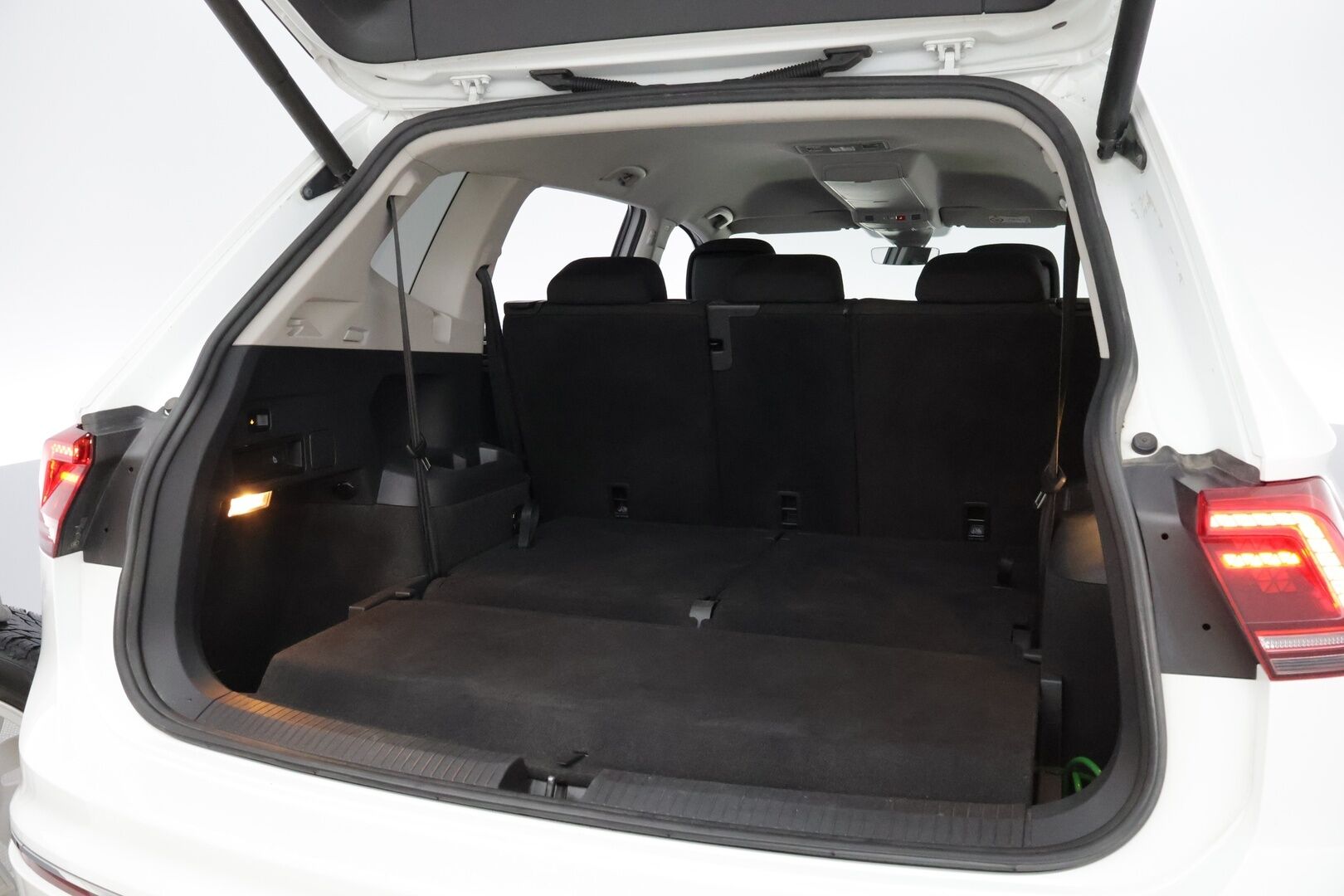 Volkswagen Tiguan Allspace 2021 2,0 TDI SCR 110 kW (150 hv) DSG-automaatti R-Line - Adapt.Vakkari | 7-Paikkainen | Digimittari | Hieronta | Vetokoukku | Matrix LED
