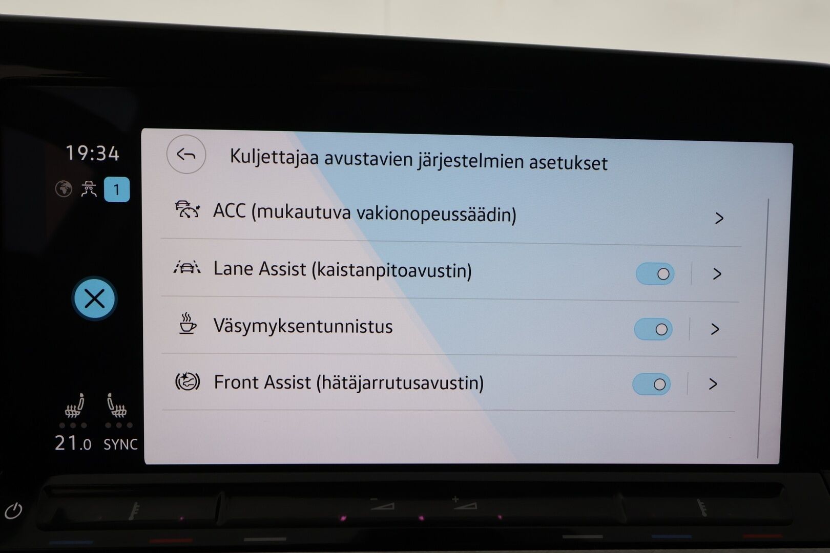 Volkswagen Golf 2021 Variant 1.0 TSi 81 kW * Webasto / ACC / Matrix-LED / P.Tutkat / Kaistavahti / Digimittaristo * - Merkkihuollot / Kahdet renkaat aluvanteilla / 1-om Suomi-auto