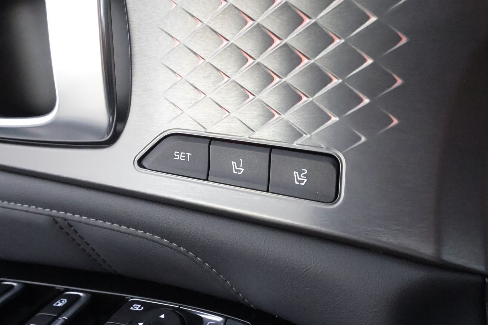 Kia Sorento 2021 1,6 T-GDI Plug-in Hybrid AWD Business Luxury AT 5P - | ACC | HUD | Bose | Ilmastoidut nahat | LED | Navi | Muistipenkki | 360° | Ratinlämmitin | Keyless | Sähköluukku | Apple&Android | Kahdet renkaat aluvanteilla | Merkkihuollettu | 