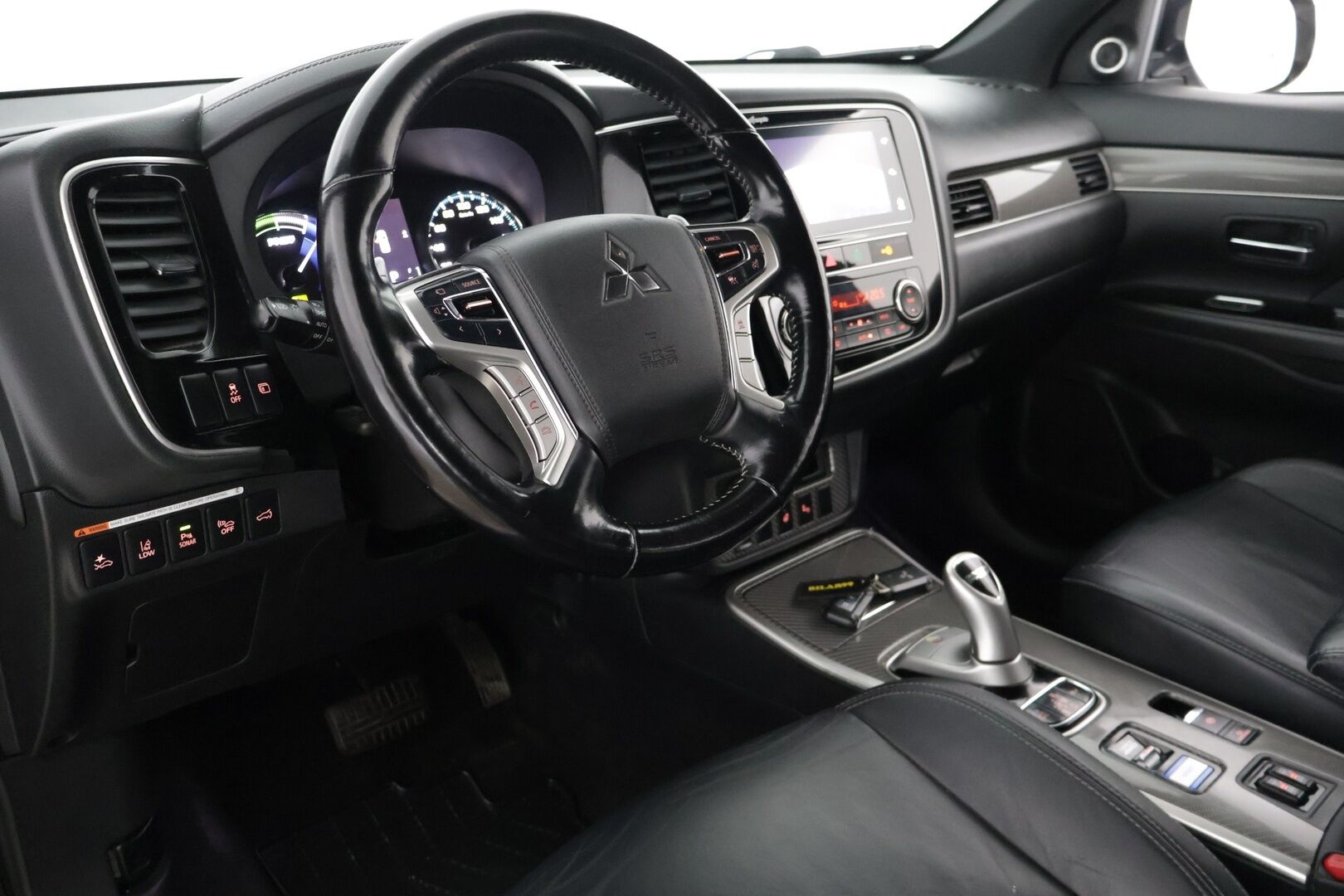 Mitsubishi Outlander PHEV 2019 Instyle Business 4WD 5P * ACC / Vetokoukku / 360 Kamera / BLIS / Rockford / KeyLess / Ratinlämmitin* - *2x Renkaat*