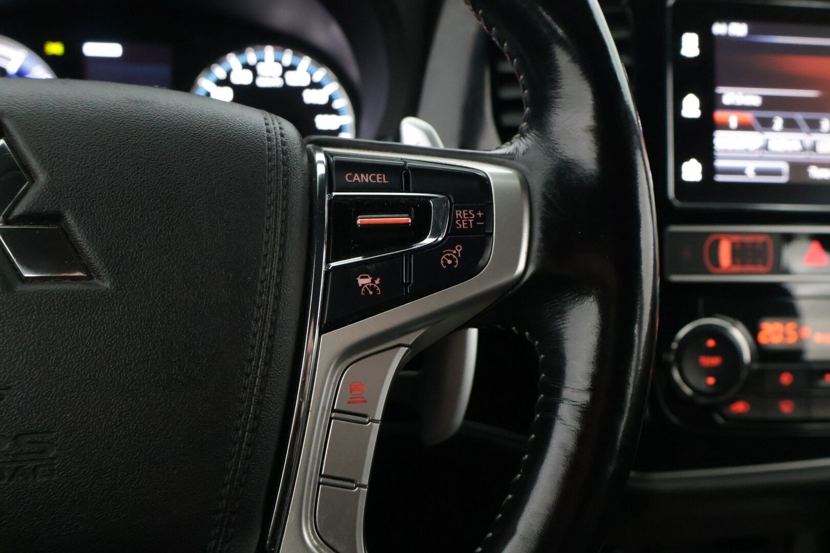 Mitsubishi Outlander PHEV 2019 Instyle Business 4WD 5P * ACC / Vetokoukku / 360 Kamera / BLIS / Rockford / KeyLess / Ratinlämmitin* - *2x Renkaat*