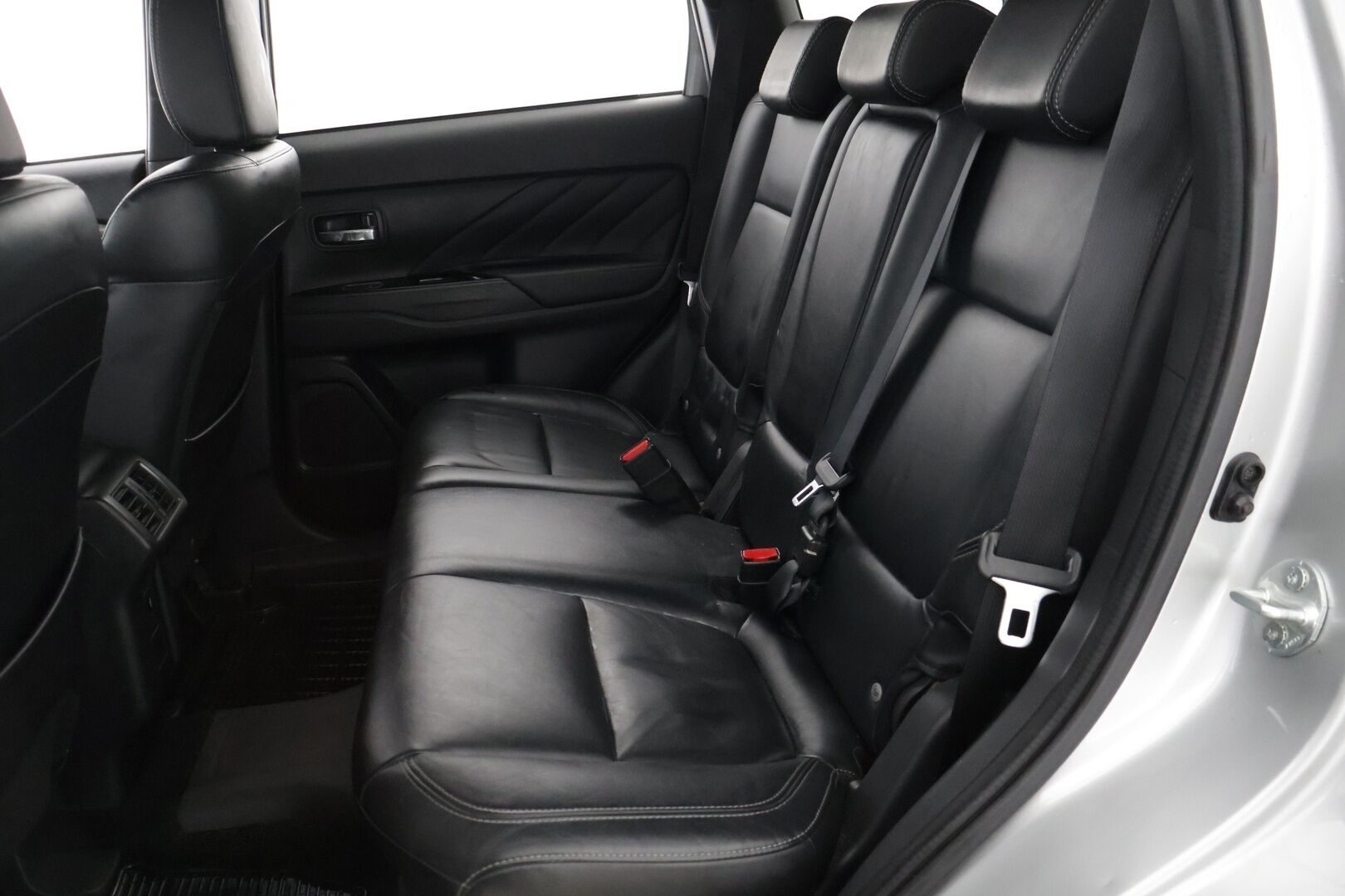 Mitsubishi Outlander PHEV 2019 Instyle Business 4WD 5P * ACC / Vetokoukku / 360 Kamera / BLIS / Rockford / KeyLess / Ratinlämmitin* - *2x Renkaat*