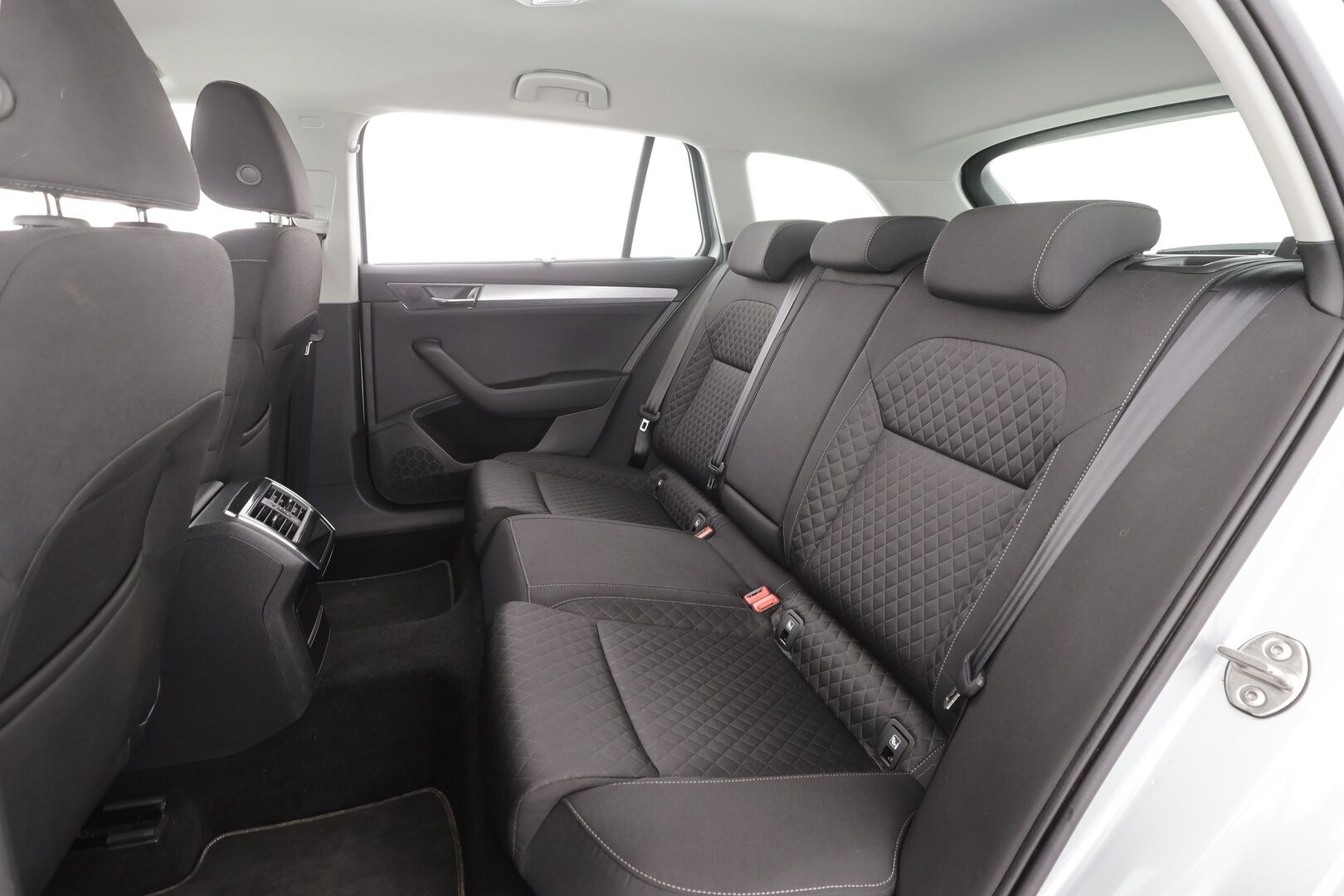 Skoda Superb 2022 Combi 1.5 TSI ACT Ambition DSG - | ACC | Webasto | Koukku | P.Kamera | LED | Keyless | Apple&Android | 1.Om Suomi-auto | Kahdet Renkaat |