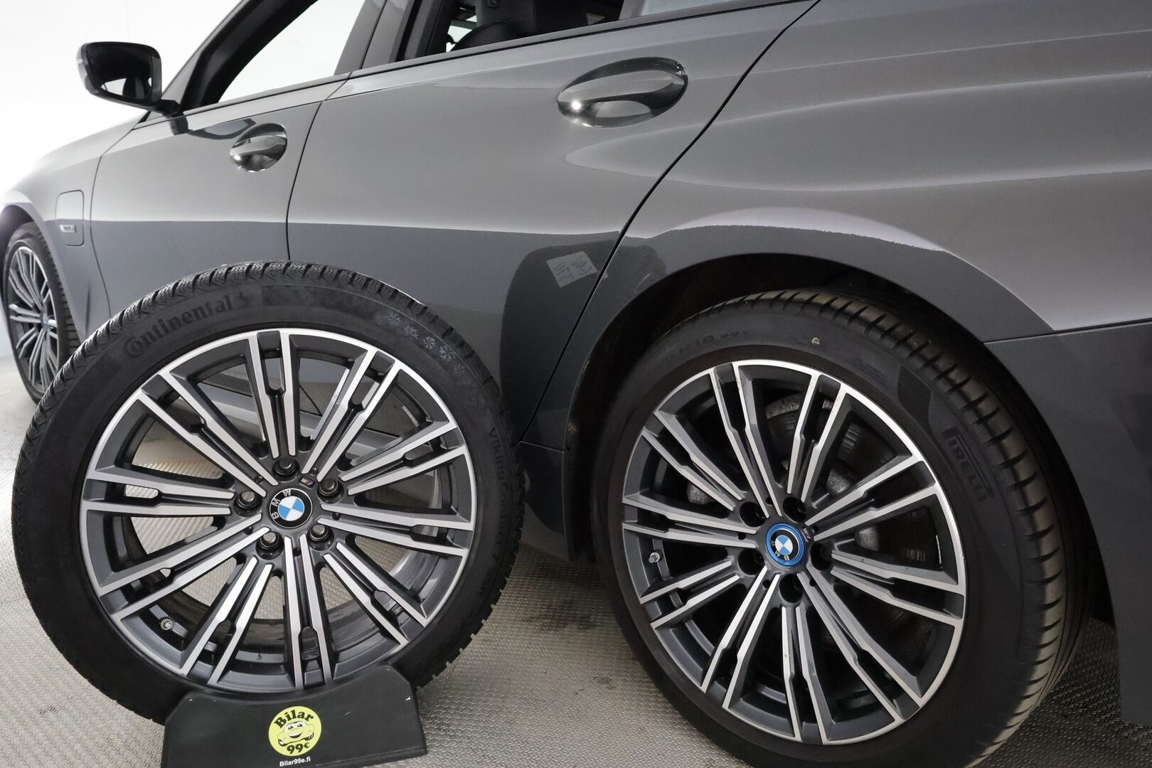 BMW 330 2022 G20 Sedan 330e xDrive A Charged Edition M Sport **HUD / Hifit / Muistipenkki / Sporttipenkit / P.tutkat** - 3,99 % KORKOTARJOUS TÄHÄN AUTOON - 1.om Suomi-auto / Merkkihuollettu / Kahdet m-sport aluvanteet renkailla