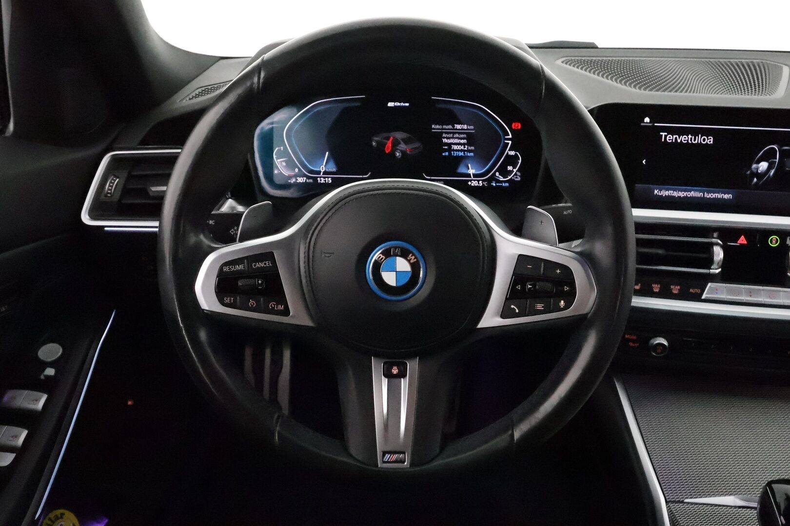 BMW 330 2022 G20 Sedan 330e xDrive A Charged Edition M Sport **HUD / Hifit / Muistipenkki / Sporttipenkit / P.tutkat** - 3,99 % KORKOTARJOUS TÄHÄN AUTOON - 1.om Suomi-auto / Merkkihuollettu / Kahdet m-sport aluvanteet renkailla