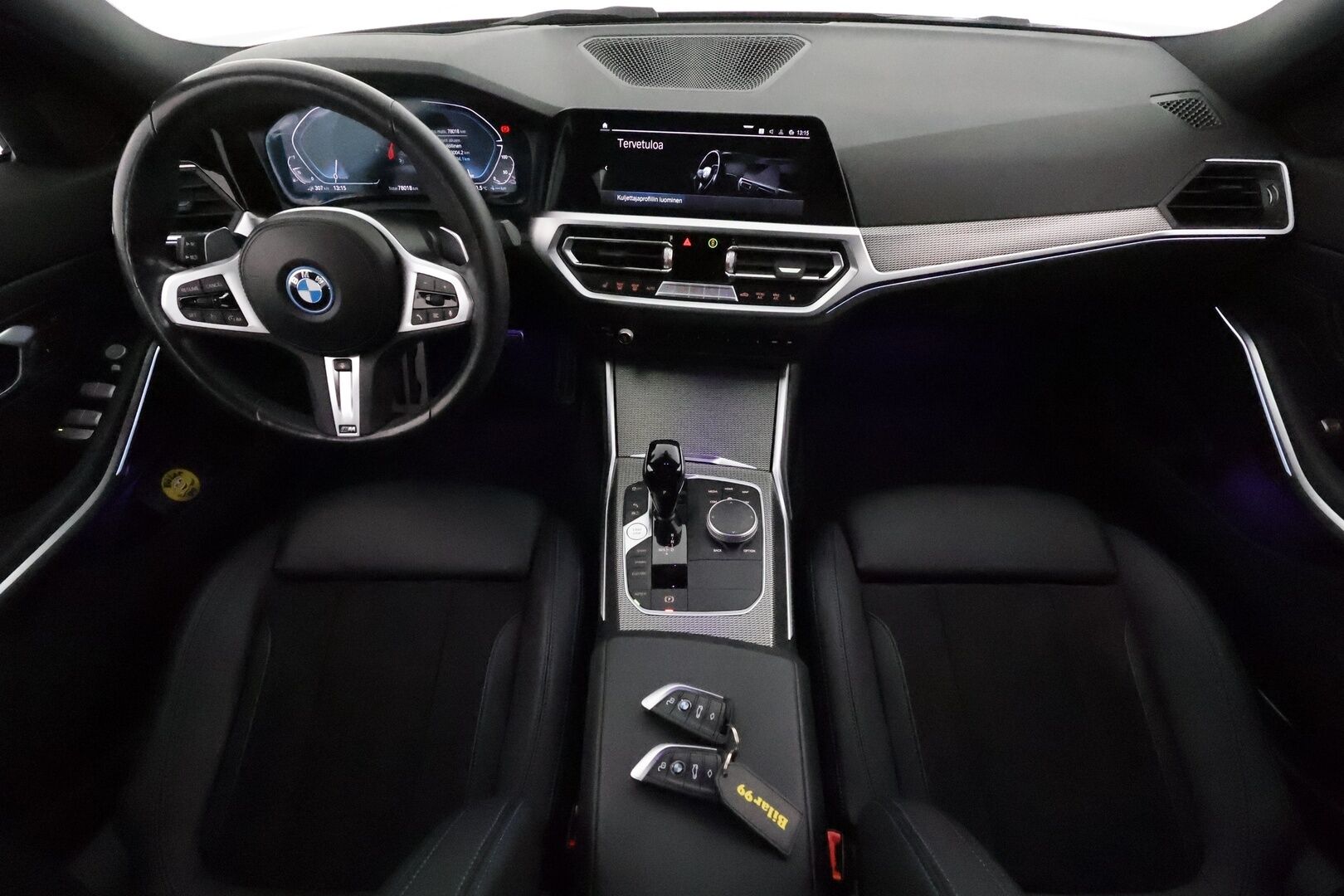 BMW 330 2022 G20 Sedan 330e xDrive A Charged Edition M Sport **HUD / Hifit / Muistipenkki / Sporttipenkit / P.tutkat** - 3,99 % KORKOTARJOUS TÄHÄN AUTOON - 1.om Suomi-auto / Merkkihuollettu / Kahdet m-sport aluvanteet renkailla
