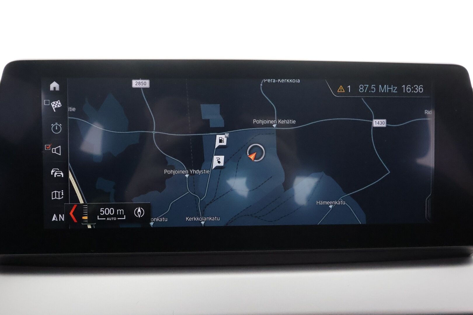 BMW X1 2022 F48 xDrive25e A Business * HUD / P.kamera / Vakkari / Comfort Access / LED / Navi / Sähköluukku * - 1.Om Suomi-auto / Akku kuntotarkastettu / Kahdet renkaat aluvanteilla / Merkkihuollettu