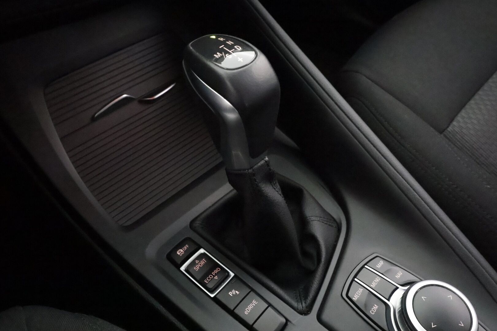 BMW X1 2022 F48 xDrive25e A Business * HUD / P.kamera / Vakkari / Comfort Access / LED / Navi / Sähköluukku * - 1.Om Suomi-auto / Akku kuntotarkastettu / Kahdet renkaat aluvanteilla / Merkkihuollettu