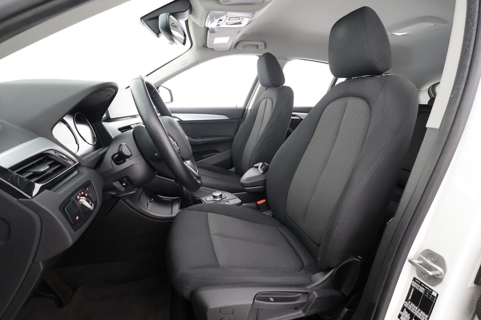 BMW X1 2022 F48 xDrive25e A Business * HUD / P.kamera / Vakkari / Comfort Access / LED / Navi / Sähköluukku * - 1.Om Suomi-auto / Akku kuntotarkastettu / Kahdet renkaat aluvanteilla / Merkkihuollettu