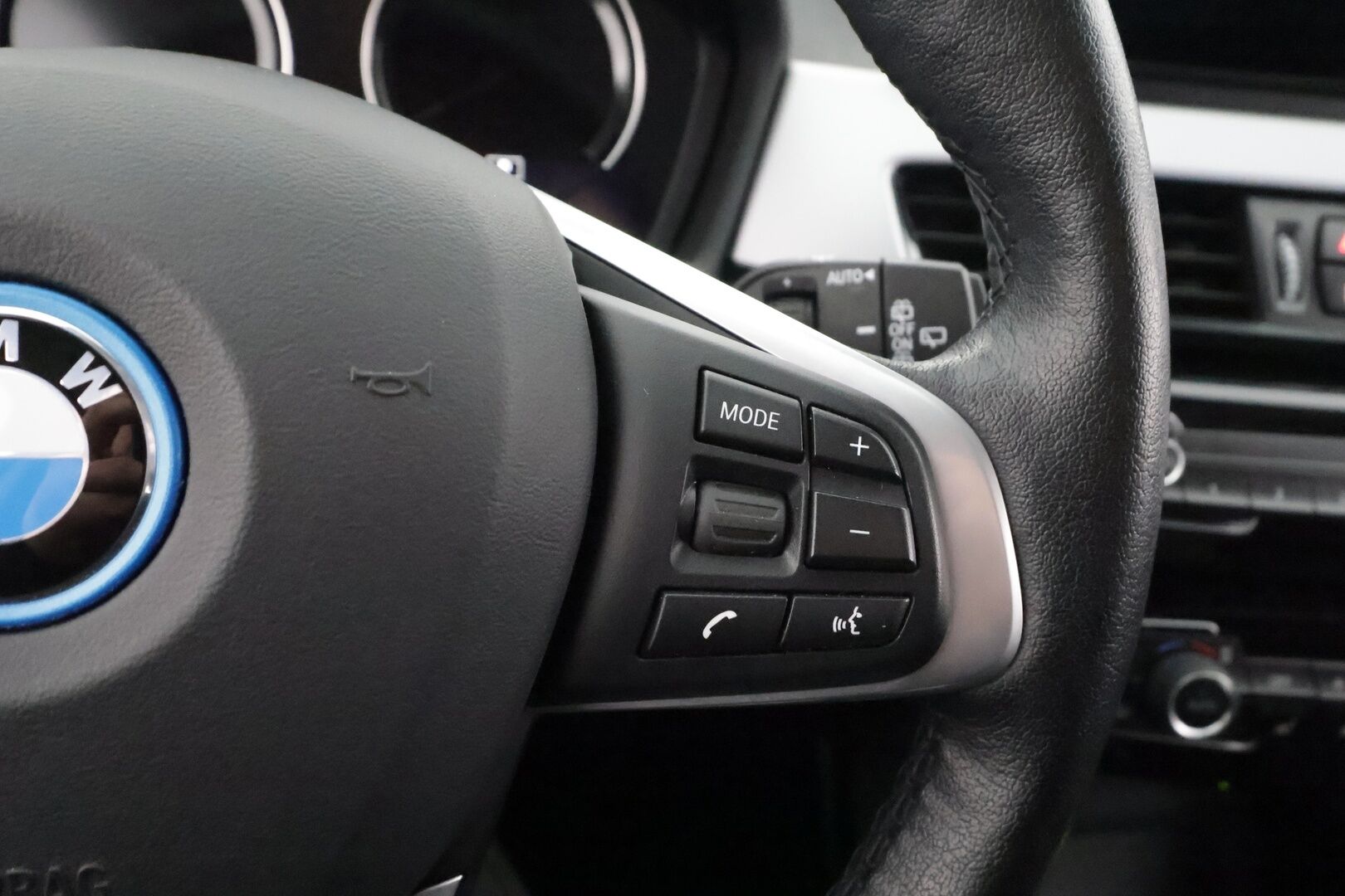 BMW X1 2022 F48 xDrive25e A Business * HUD / P.kamera / Vakkari / Comfort Access / LED / Navi / Sähköluukku * - 1.Om Suomi-auto / Akku kuntotarkastettu / Kahdet renkaat aluvanteilla / Merkkihuollettu