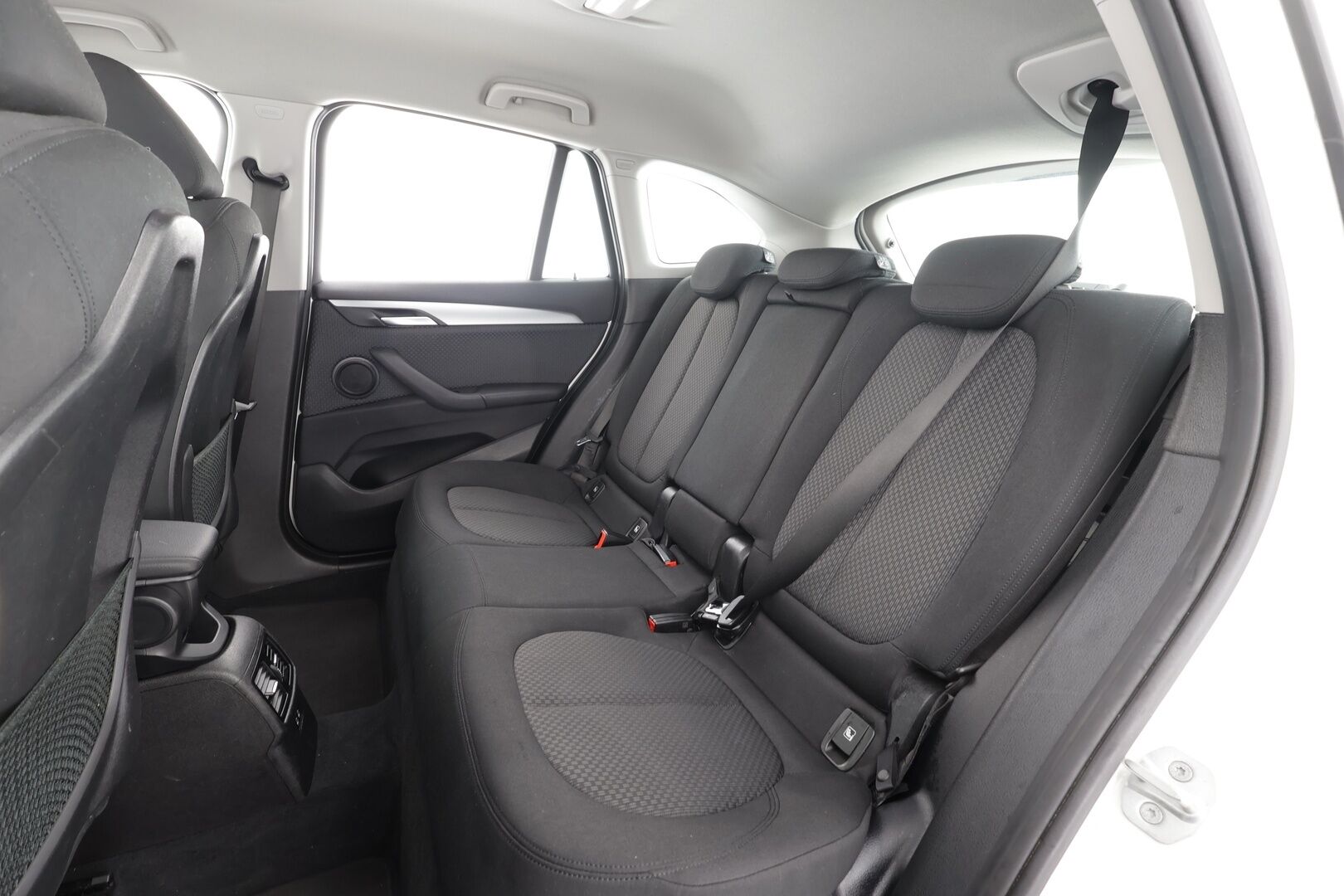 BMW X1 2022 F48 xDrive25e A Business * HUD / P.kamera / Vakkari / Comfort Access / LED / Navi / Sähköluukku * - 1.Om Suomi-auto / Akku kuntotarkastettu / Kahdet renkaat aluvanteilla / Merkkihuollettu