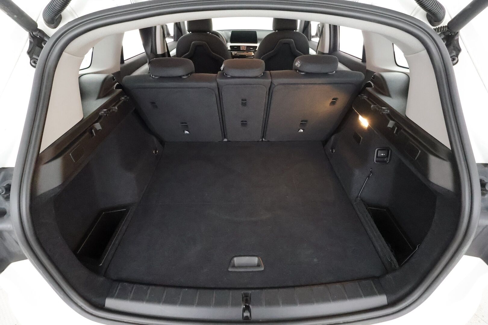 BMW X1 2022 F48 xDrive25e A Business * HUD / P.kamera / Vakkari / Comfort Access / LED / Navi / Sähköluukku * - 1.Om Suomi-auto / Akku kuntotarkastettu / Kahdet renkaat aluvanteilla / Merkkihuollettu