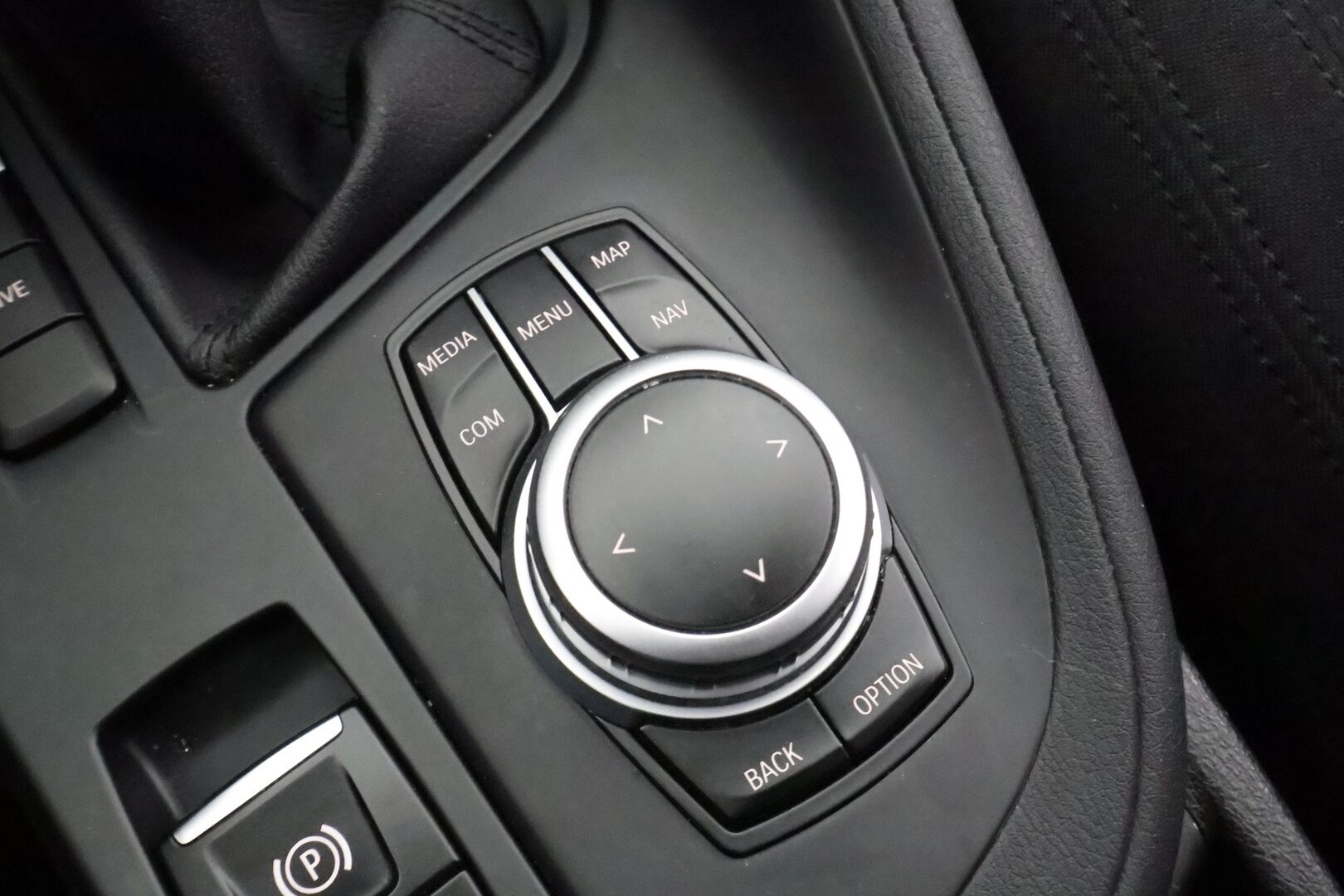 BMW X1 2022 F48 xDrive25e A Business * HUD / P.kamera / Vakkari / Comfort Access / LED / Navi / Sähköluukku * - 1.Om Suomi-auto / Akku kuntotarkastettu / Kahdet renkaat aluvanteilla / Merkkihuollettu