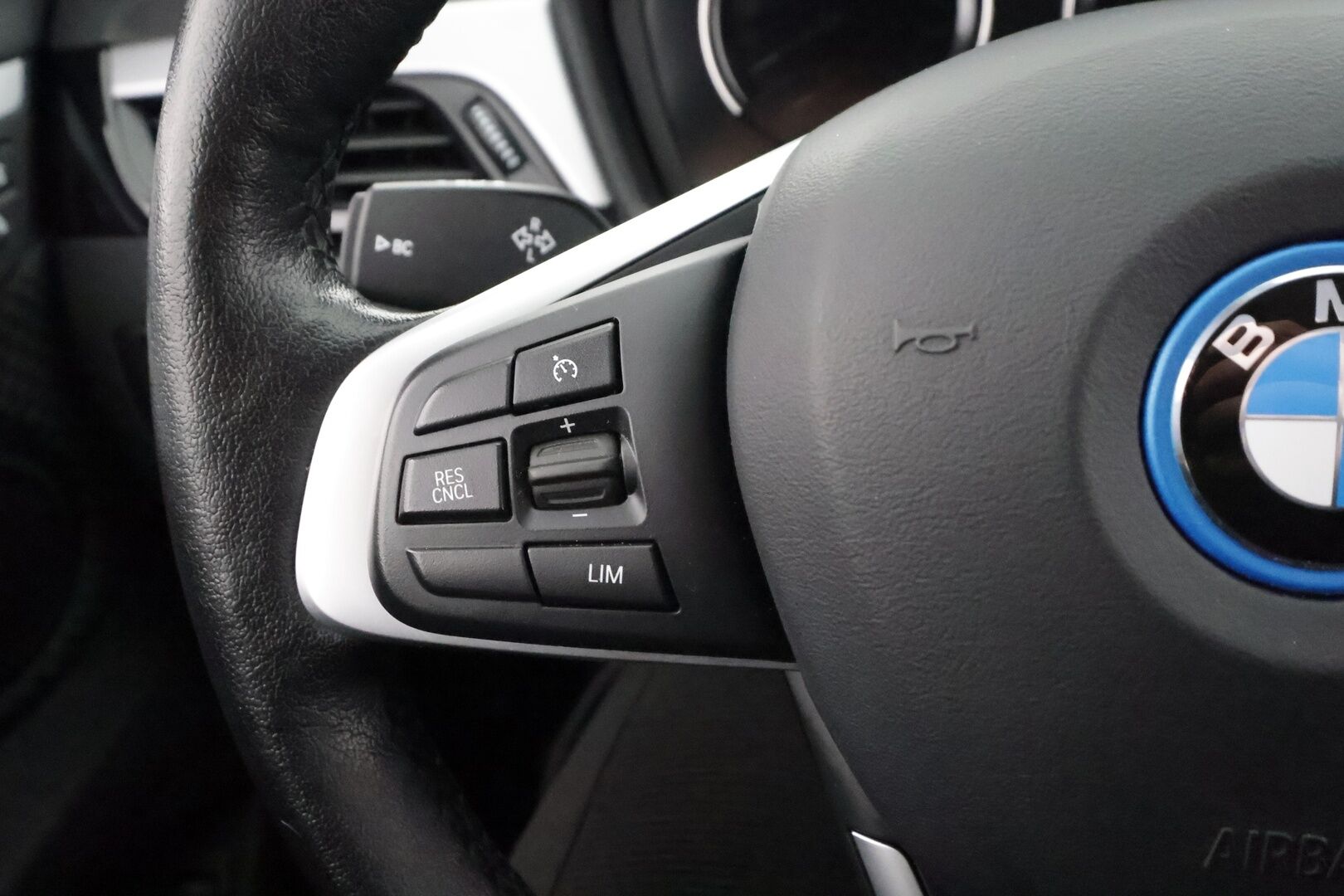 BMW X1 2022 F48 xDrive25e A Business * HUD / P.kamera / Vakkari / Comfort Access / LED / Navi / Sähköluukku * - 1.Om Suomi-auto / Akku kuntotarkastettu / Kahdet renkaat aluvanteilla / Merkkihuollettu