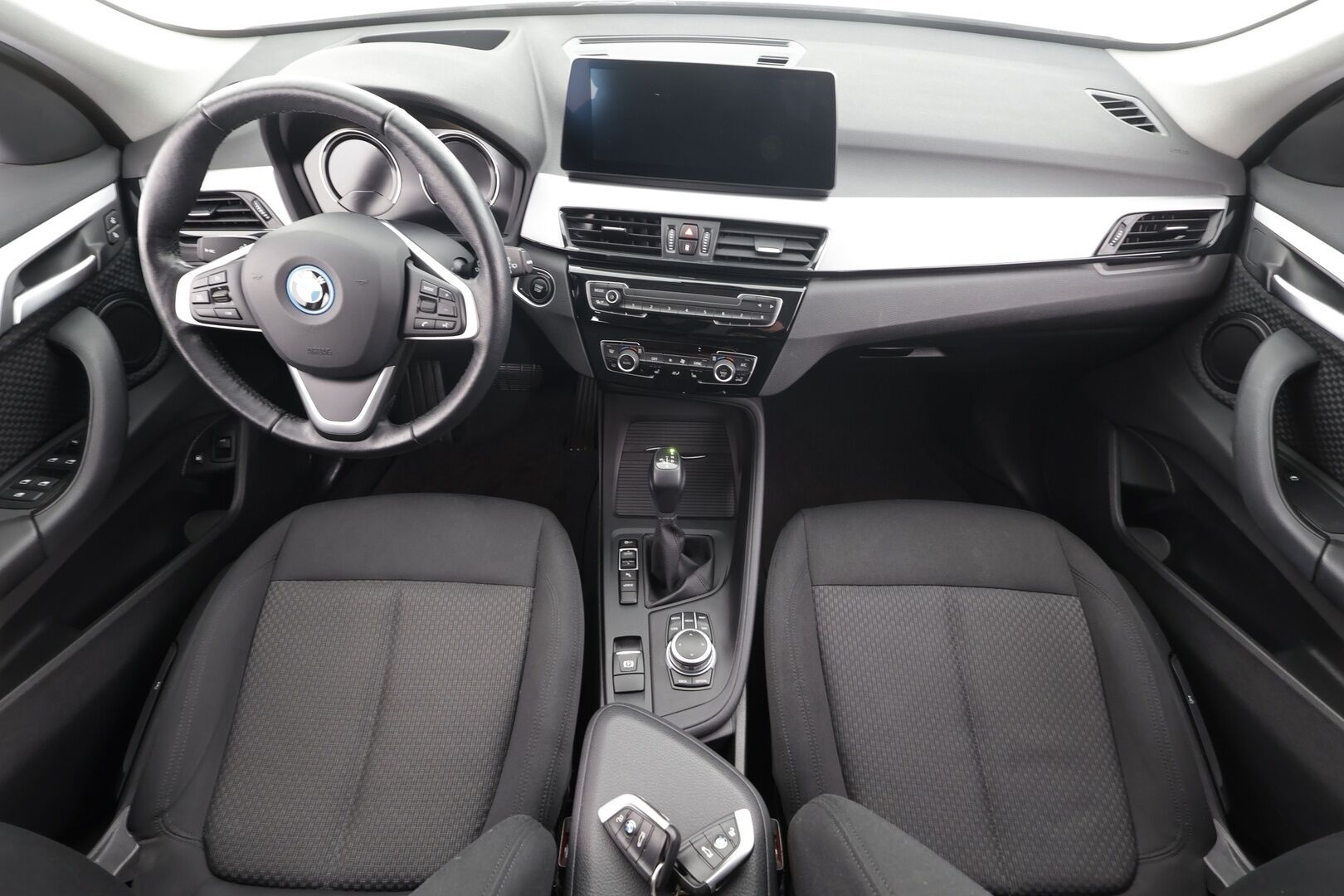BMW X1 2022 F48 xDrive25e A Business * HUD / P.kamera / Vakkari / Comfort Access / LED / Navi / Sähköluukku * - 1.Om Suomi-auto / Akku kuntotarkastettu / Kahdet renkaat aluvanteilla / Merkkihuollettu