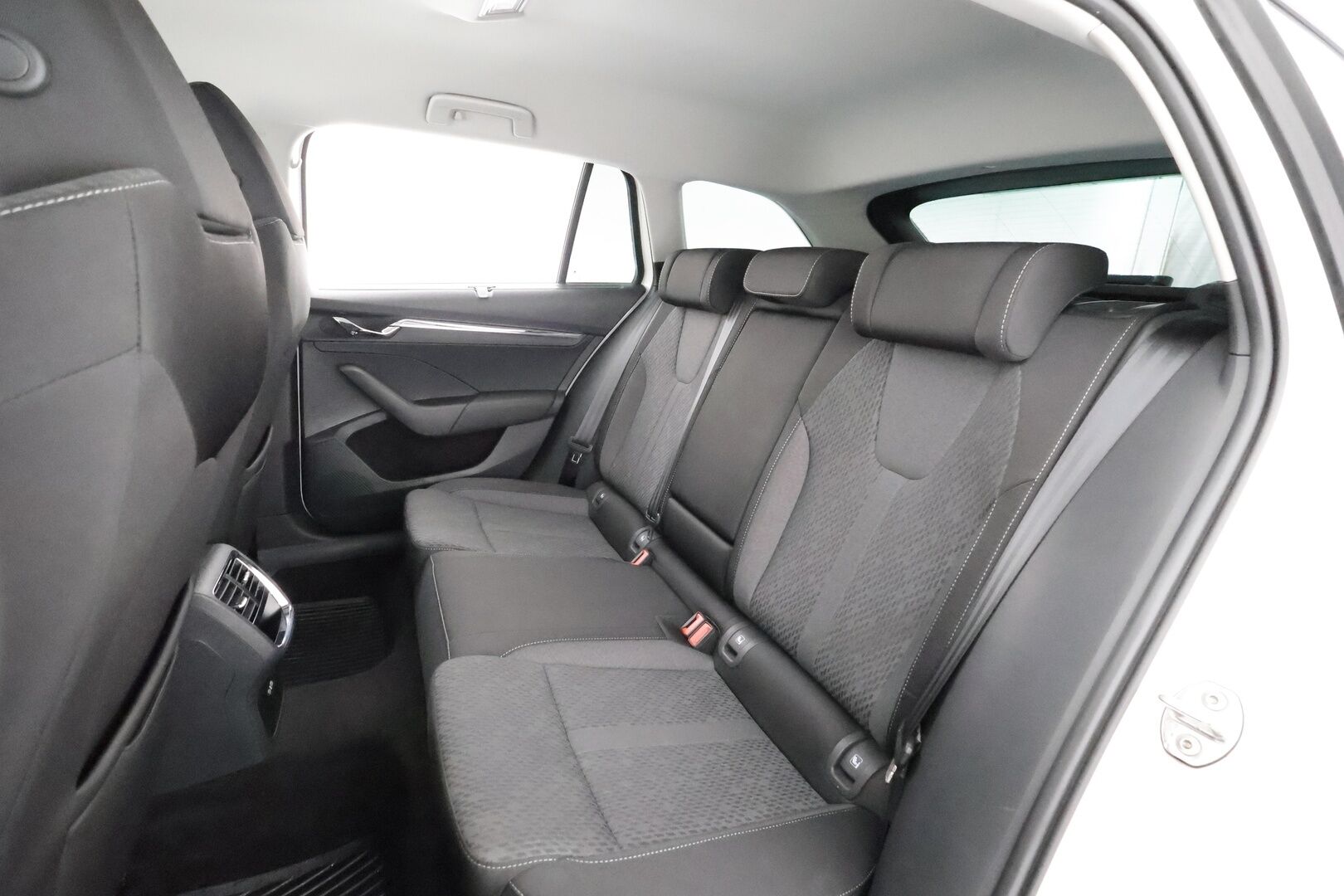 Skoda Octavia 2022 Combi 2.0 TDI 150 4x4 Style DSG * Webasto / Koukku / ACC / Matrix-LED / P.Kamera / Digimittaristo * - 1-om Suomi-auto / Kahdet renkaat aluvanteilla