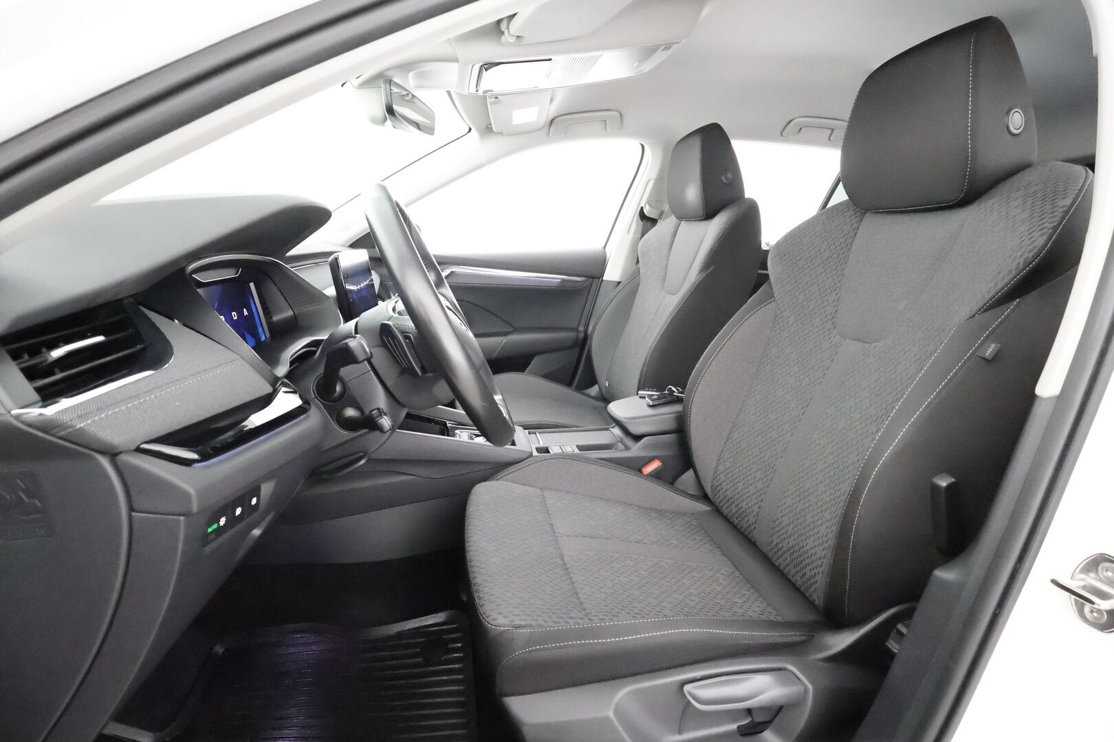 Skoda Octavia 2022 Combi 2.0 TDI 150 4x4 Style DSG * Webasto / Koukku / ACC / Matrix-LED / P.Kamera / Digimittaristo * - 1-om Suomi-auto / Kahdet renkaat aluvanteilla