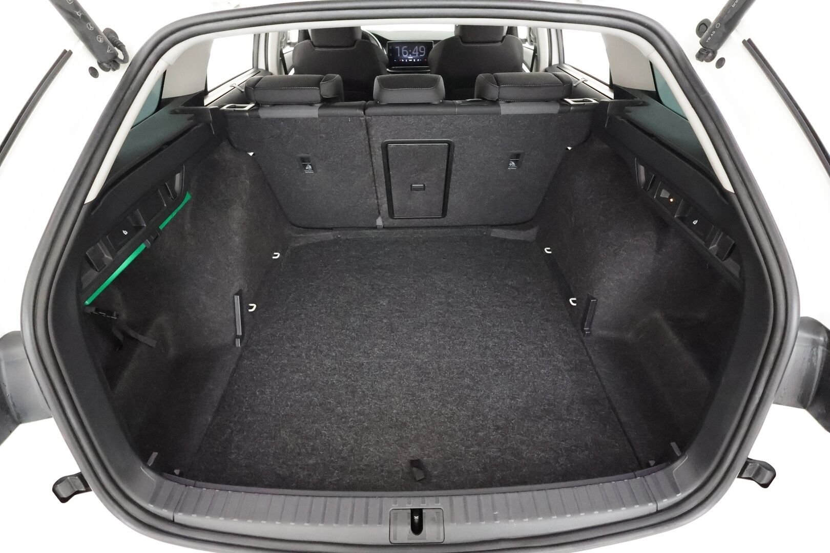 Skoda Octavia 2022 Combi 2.0 TDI 150 4x4 Style DSG * Webasto / Koukku / ACC / Matrix-LED / P.Kamera / Digimittaristo * - 1-om Suomi-auto / Kahdet renkaat aluvanteilla