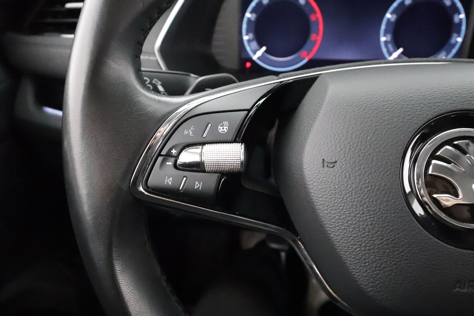 Skoda Octavia 2022 Combi 2.0 TDI 150 4x4 Style DSG * Webasto / Koukku / ACC / Matrix-LED / P.Kamera / Digimittaristo * - 1-om Suomi-auto / Kahdet renkaat aluvanteilla