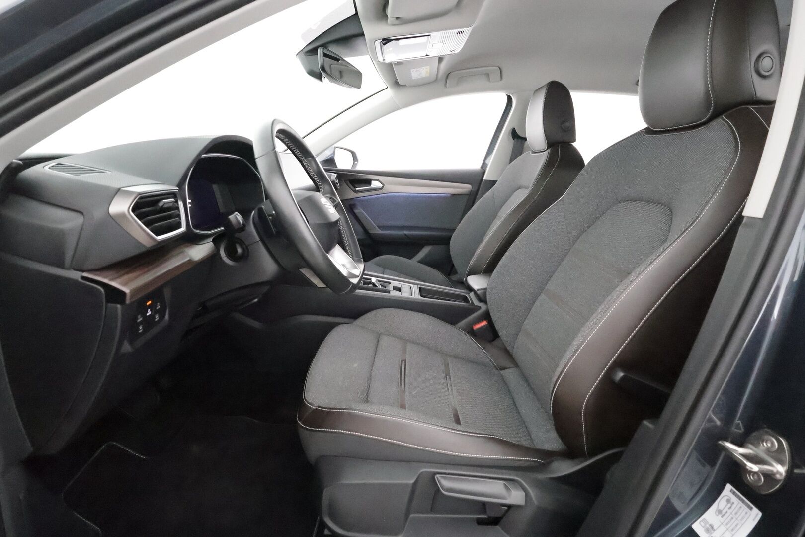 Seat Leon 2022 1,5 eTSI 150 Hybrid Xcellence **1.Om Suomi-auto / Adapt.Vakkari / P.Kamera / LED-valot / Navi / Kaistavahti** - 3-Alueinen AC / Digimittaristo / Sisätilanlämmitin / KeylessGO