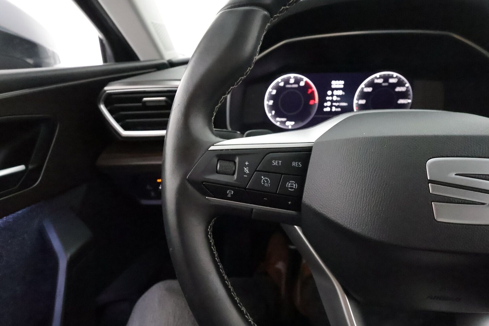 Seat Leon 2022 1,5 eTSI 150 Hybrid Xcellence **1.Om Suomi-auto / Adapt.Vakkari / P.Kamera / LED-valot / Navi / Kaistavahti** - 3-Alueinen AC / Digimittaristo / Sisätilanlämmitin / KeylessGO