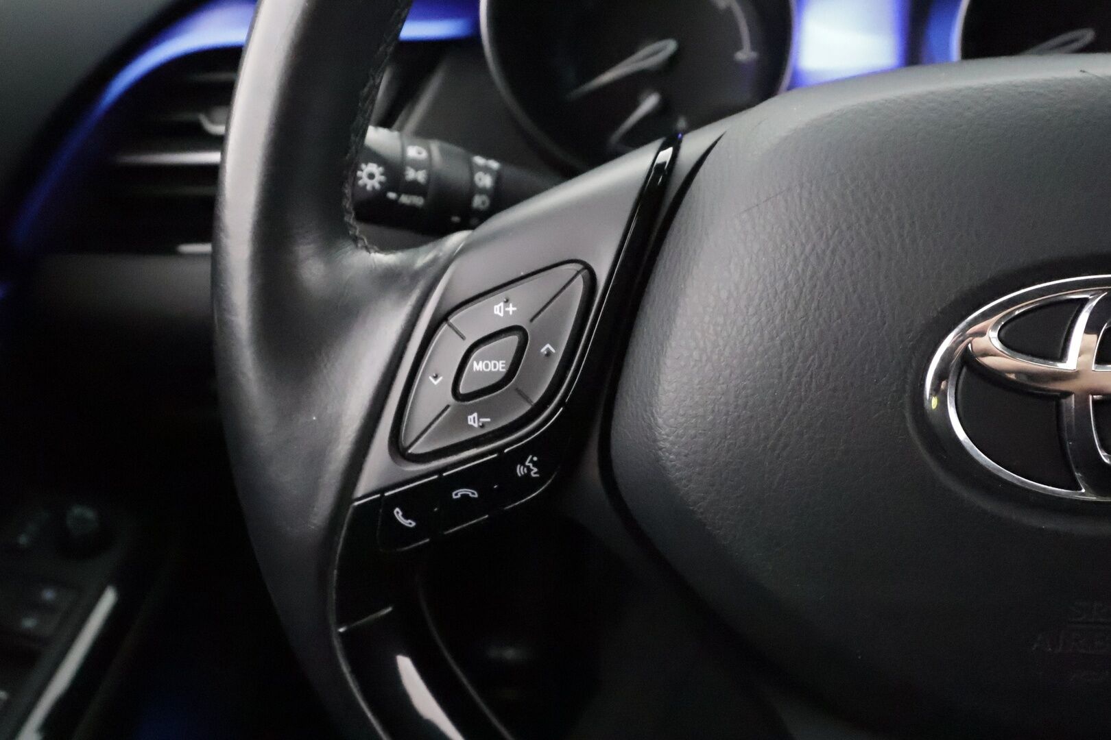 Toyota C-HR 2017 1,8 Hybrid Style - | ACC | Lohko | Koukku | LED | P.Kamera | Ratinlämmitys | Kahdet Renkaat |