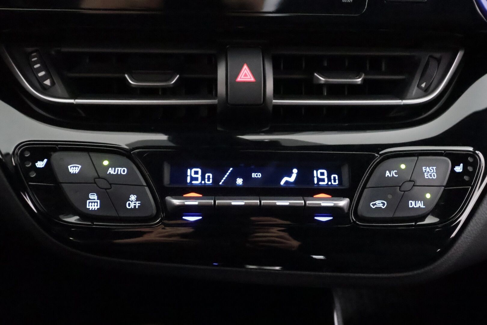 Toyota C-HR 2017 1,8 Hybrid Style - | ACC | Lohko | Koukku | LED | P.Kamera | Ratinlämmitys | Kahdet Renkaat |