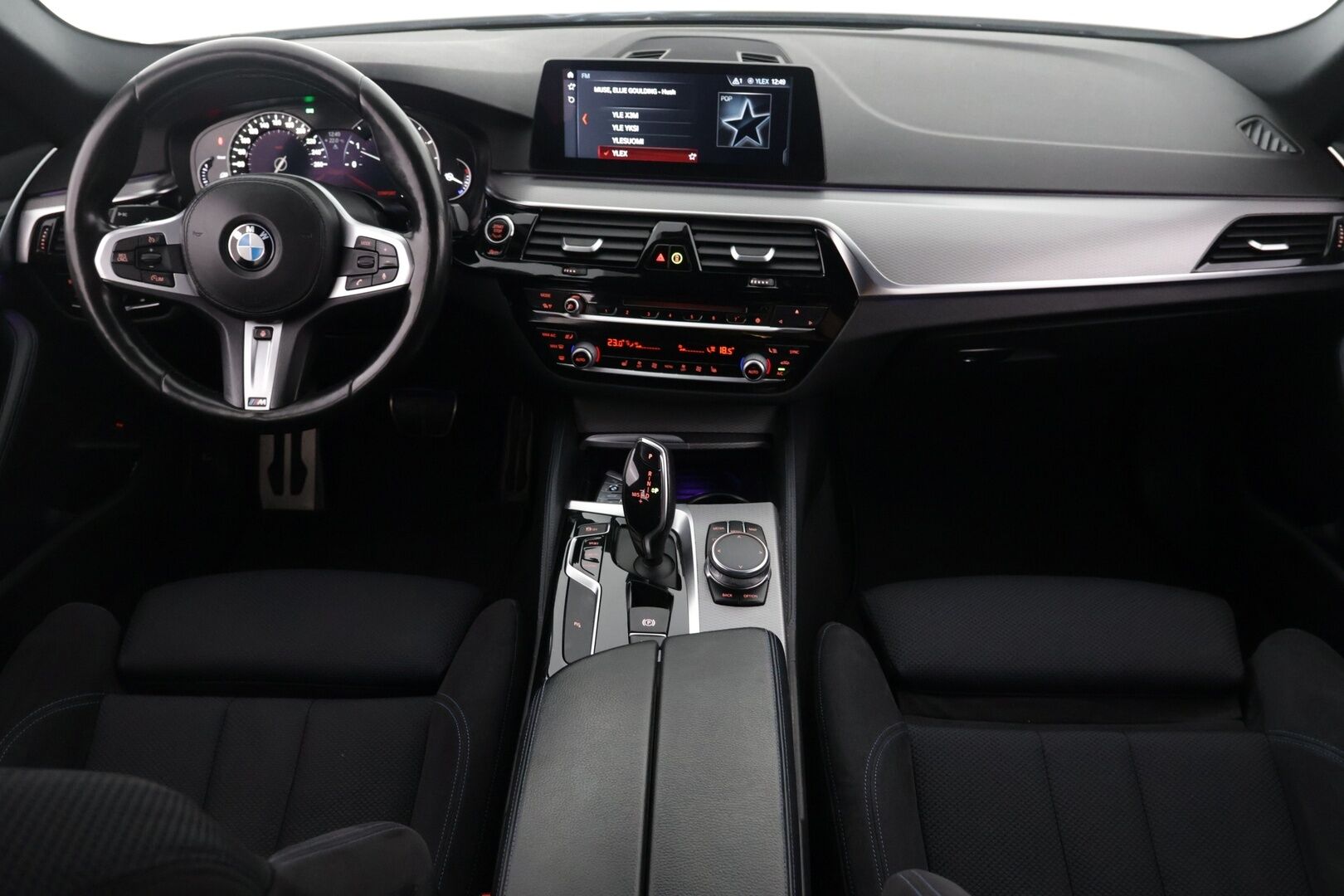 BMW 520 2018 G31 Touring 520d A Business M-Sport - | Vakkari | Sähköpenkit | Vossenin vanteet | P-Kamera | LED-Ajovalot