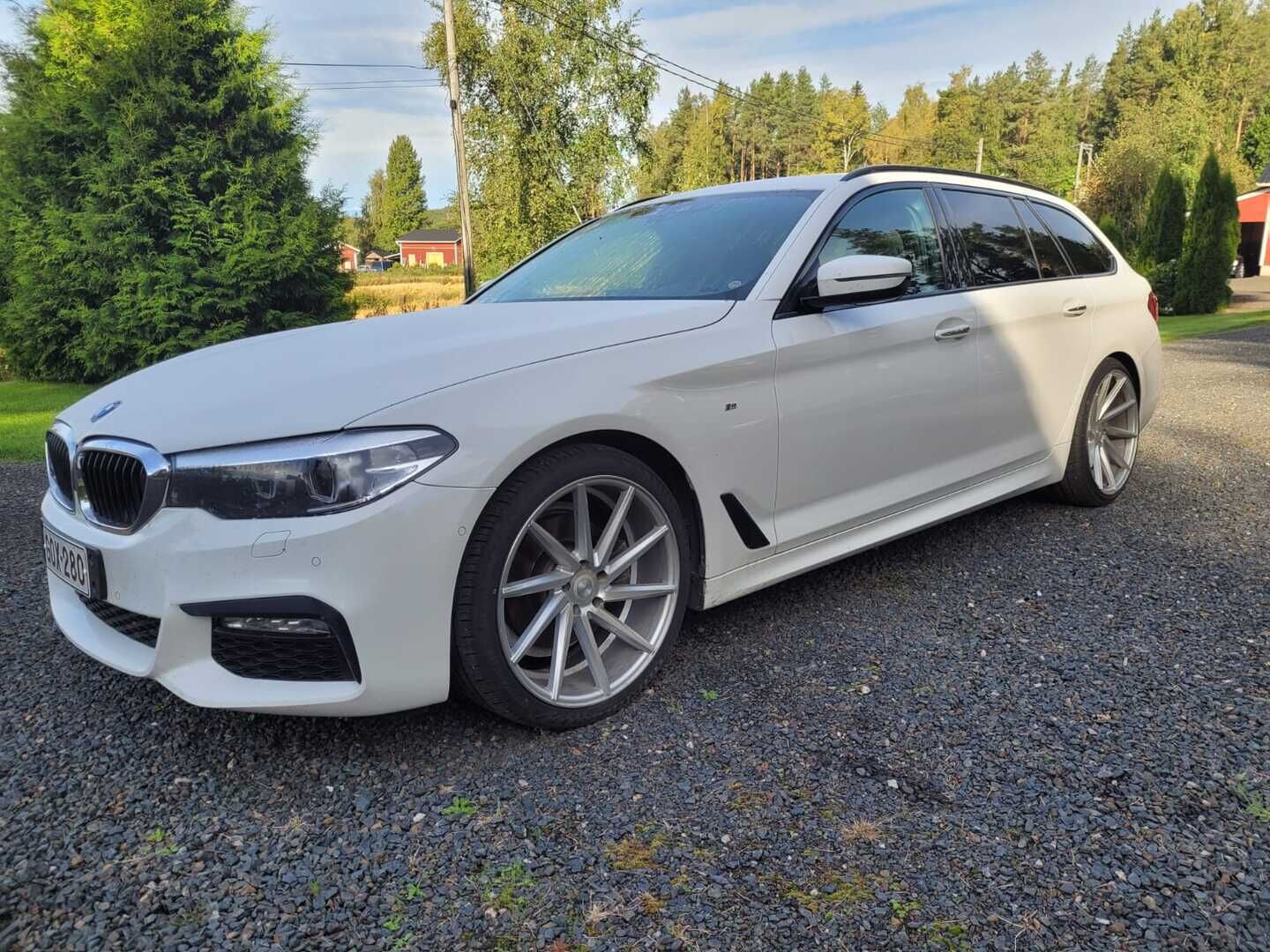 BMW 520 2017 G31 Touring 520d A Business Sport - | Vakkari | Sähköpenkit | Vossenin vanteet | P-Kamera | LED-Ajovalot