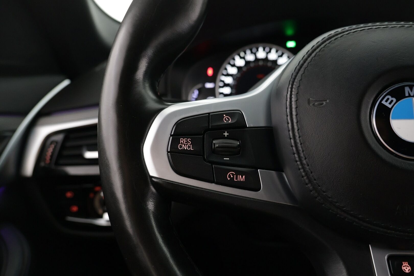 BMW 520 2018 G31 Touring 520d A Business M-Sport - | Vakkari | Sähköpenkit | Vossenin vanteet | P-Kamera | LED-Ajovalot
