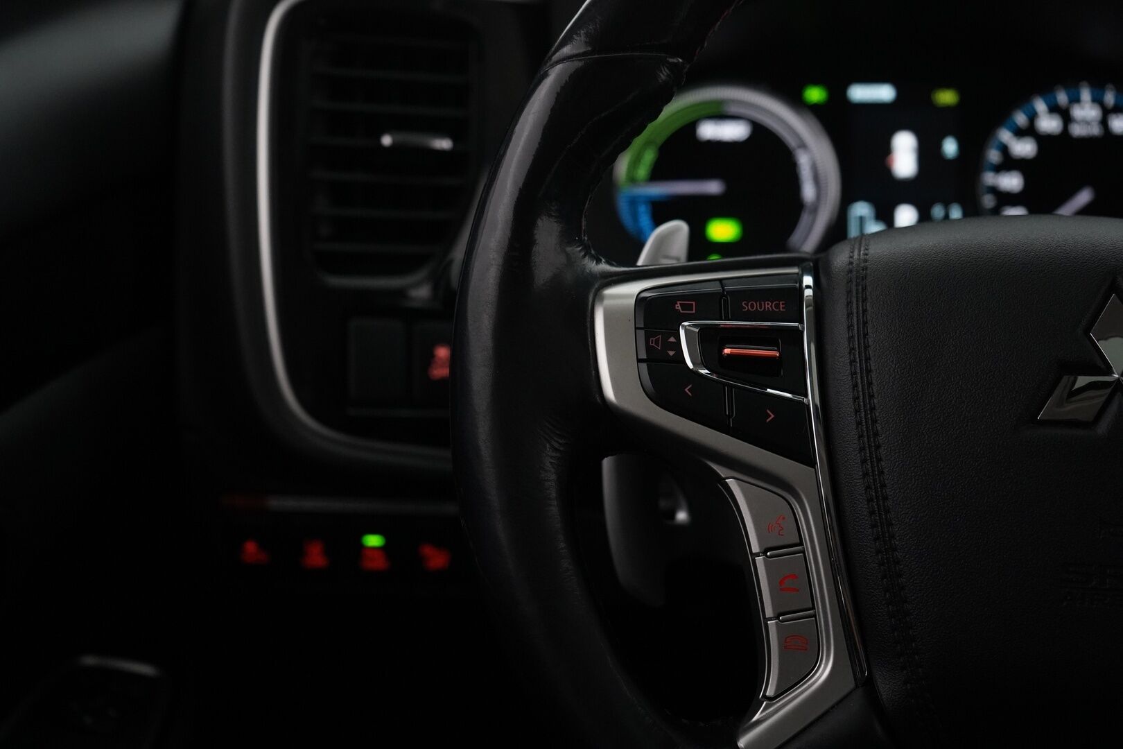 Mitsubishi OUTLANDER PHEV 2017 Instyle Navi 4WD 5P *Remote Climate Control / Koukku / 360° Kamera / Adapt. Vakkari / Blis / Nahkasisusta / Rockford / Navi / LED / Ratin Lämmitin / Lämmi. Tuulilasi* - SOH 90% / Kahdet renkaat alumiinivanteilla / Säntilliset huollot