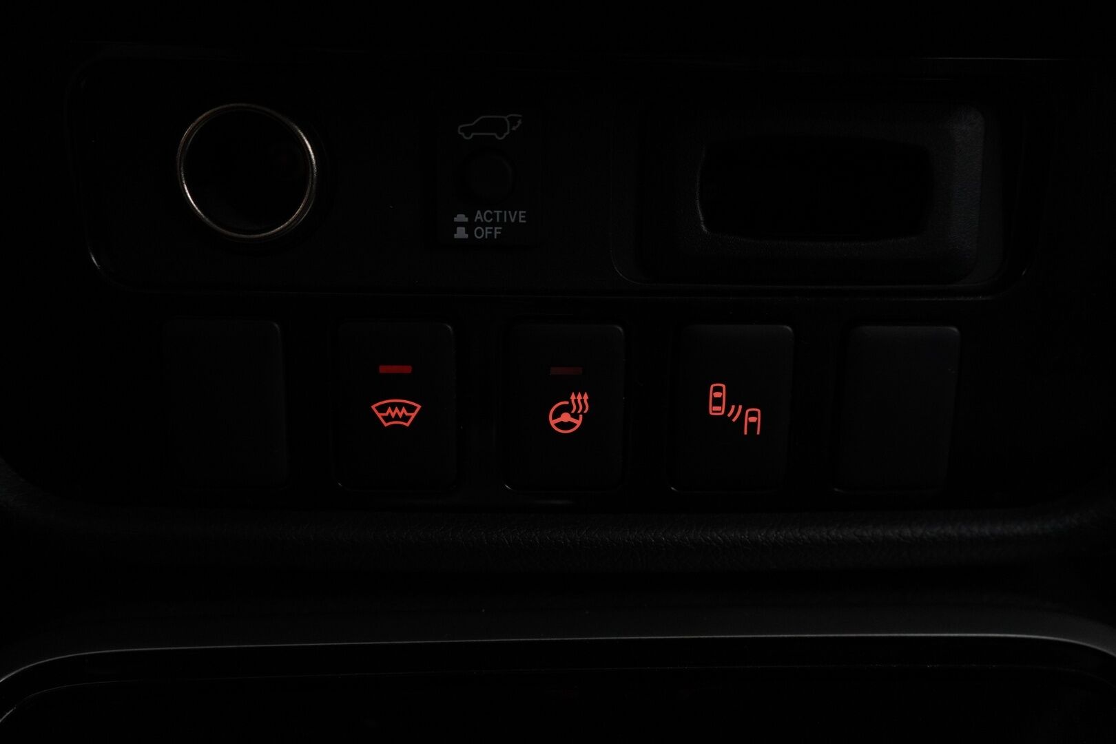 Mitsubishi OUTLANDER PHEV 2017 Instyle Navi 4WD 5P *Remote Climate Control / Koukku / 360° Kamera / Adapt. Vakkari / Blis / Nahkasisusta / Rockford / Navi / LED / Ratin Lämmitin / Lämmi. Tuulilasi* - SOH 90% / Kahdet renkaat alumiinivanteilla / Säntilliset huollot