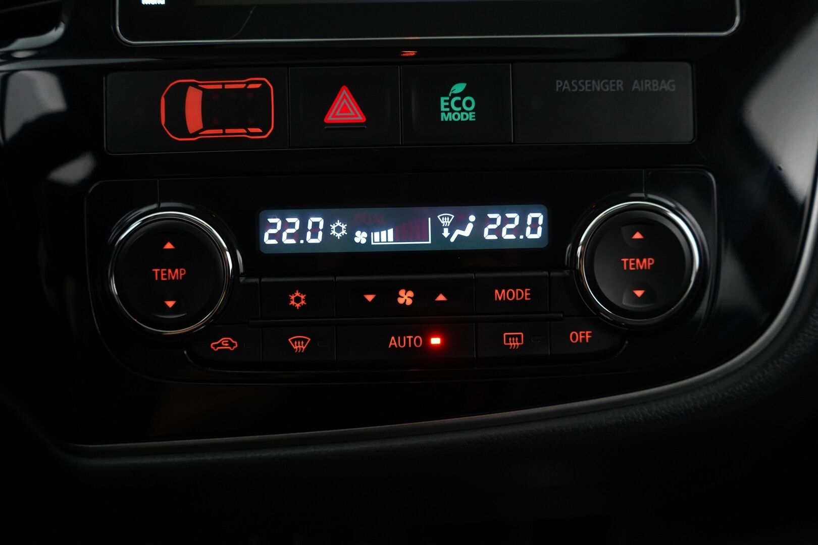 Mitsubishi OUTLANDER PHEV 2017 Instyle Navi 4WD 5P *Remote Climate Control / Koukku / 360° Kamera / Adapt. Vakkari / Blis / Nahkasisusta / Rockford / Navi / LED / Ratin Lämmitin / Lämmi. Tuulilasi* - SOH 90% / Kahdet renkaat alumiinivanteilla / Säntilliset huollot