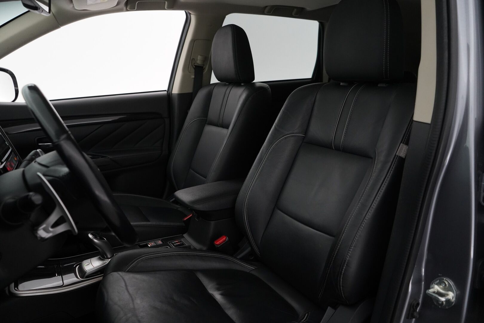 Mitsubishi OUTLANDER PHEV 2017 Instyle Navi 4WD 5P *Remote Climate Control / Koukku / 360° Kamera / Adapt. Vakkari / Blis / Nahkasisusta / Rockford / Navi / LED / Ratin Lämmitin / Lämmi. Tuulilasi* - SOH 90% / Kahdet renkaat alumiinivanteilla / Säntilliset huollot