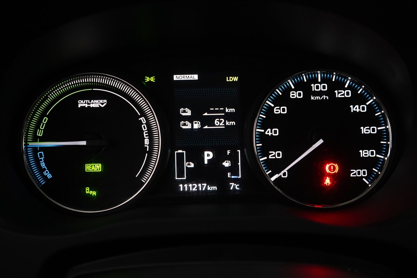 Mitsubishi OUTLANDER PHEV 2017 Instyle Navi 4WD 5P *Remote Climate Control / Koukku / 360° Kamera / Adapt. Vakkari / Blis / Nahkasisusta / Rockford / Navi / LED / Ratin Lämmitin / Lämmi. Tuulilasi* - SOH 90% / Kahdet renkaat alumiinivanteilla / Säntilliset huollot