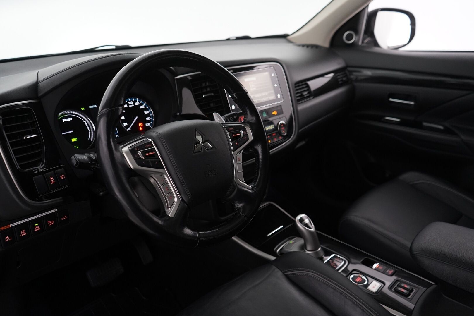 Mitsubishi OUTLANDER PHEV 2017 Instyle Navi 4WD 5P *Remote Climate Control / Koukku / 360° Kamera / Adapt. Vakkari / Blis / Nahkasisusta / Rockford / Navi / LED / Ratin Lämmitin / Lämmi. Tuulilasi* - SOH 90% / Kahdet renkaat alumiinivanteilla / Säntilliset huollot