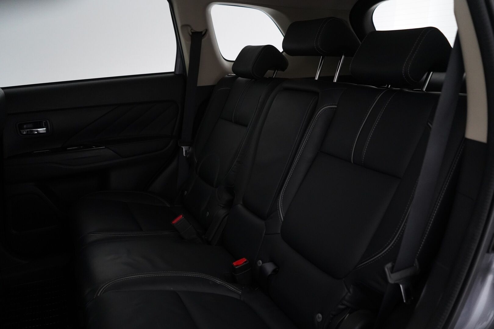 Mitsubishi OUTLANDER PHEV 2017 Instyle Navi 4WD 5P *Remote Climate Control / Koukku / 360° Kamera / Adapt. Vakkari / Blis / Nahkasisusta / Rockford / Navi / LED / Ratin Lämmitin / Lämmi. Tuulilasi* - SOH 90% / Kahdet renkaat alumiinivanteilla / Säntilliset huollot