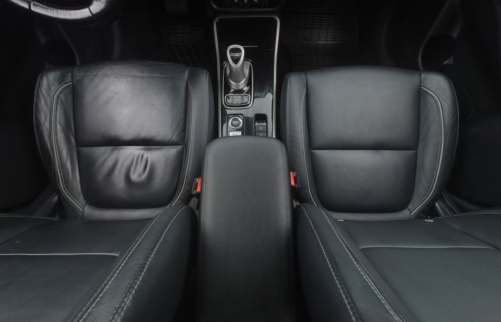 Mitsubishi OUTLANDER PHEV 2017 Instyle Navi 4WD 5P *Remote Climate Control / Koukku / 360° Kamera / Adapt. Vakkari / Blis / Nahkasisusta / Rockford / Navi / LED / Ratin Lämmitin / Lämmi. Tuulilasi* - SOH 90% / Kahdet renkaat alumiinivanteilla / Säntilliset huollot