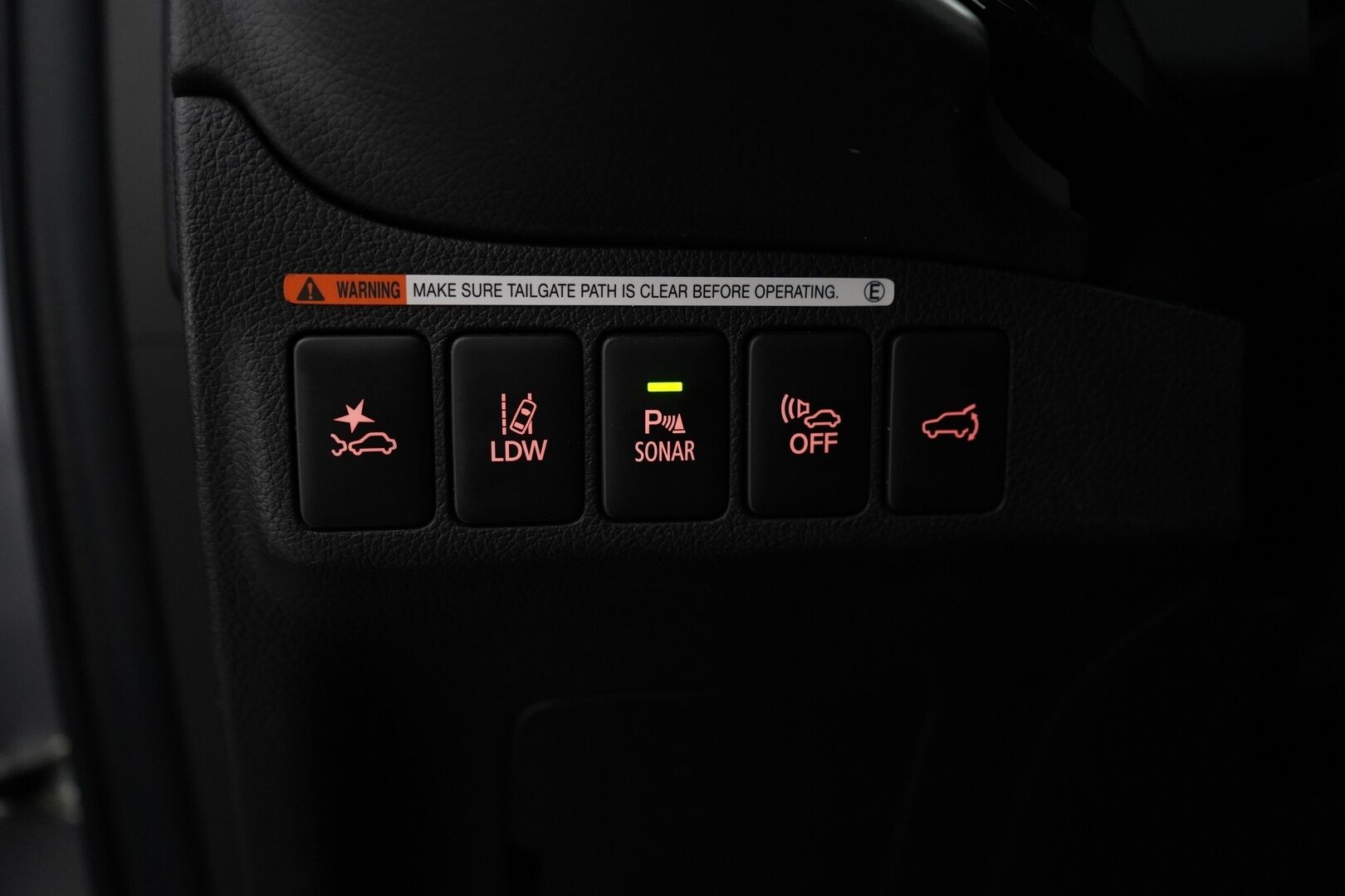 Mitsubishi OUTLANDER PHEV 2017 Instyle Navi 4WD 5P *Remote Climate Control / Koukku / 360° Kamera / Adapt. Vakkari / Blis / Nahkasisusta / Rockford / Navi / LED / Ratin Lämmitin / Lämmi. Tuulilasi* - SOH 90% / Kahdet renkaat alumiinivanteilla / Säntilliset huollot