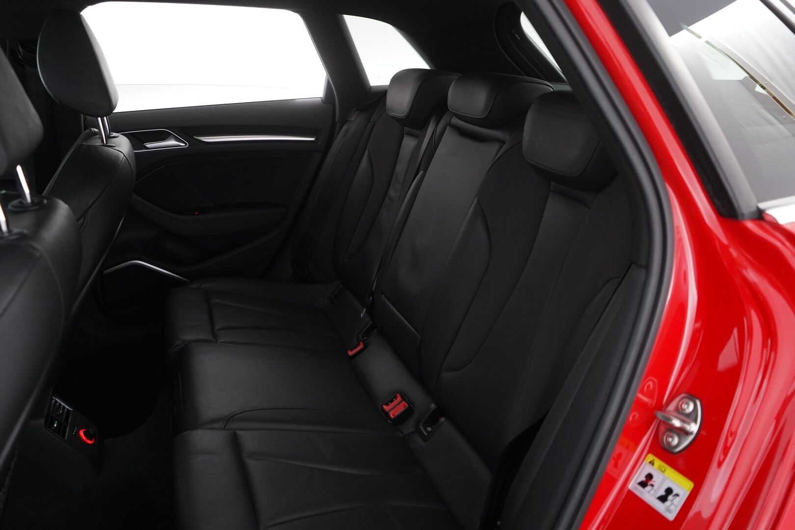 Audi A3 2015 Sportback Business Sport 1,4 TFSI e-tron S tronic *Panorama / Bang&Olufsen / Sport-penkit / Kamera / Nahat* - KATSO KAMPANJAHINTA! / Kahdet vanteet / Juuri katsastettu ja huollettu / Jakopää tehty 2023 - Osta nyt, maksa vasta ensi vuonna