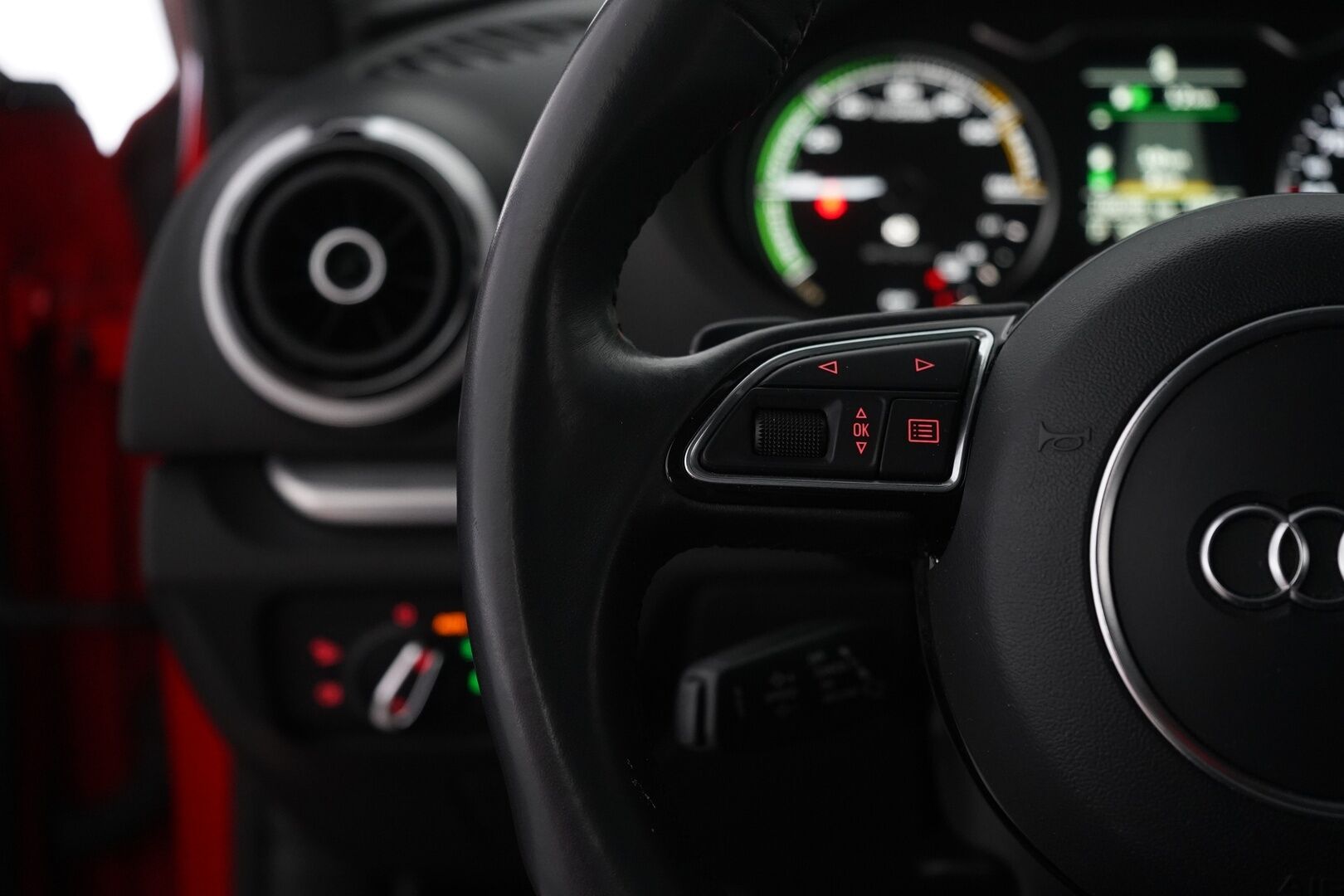 Audi A3 2015 Sportback Business Sport 1,4 TFSI e-tron S tronic *Panorama / Bang&Olufsen / Sport-penkit / Kamera / Nahat* - KATSO KAMPANJAHINTA! / Kahdet vanteet / Juuri katsastettu ja huollettu / Jakopää tehty 2023 - Osta nyt, maksa vasta ensi vuonna