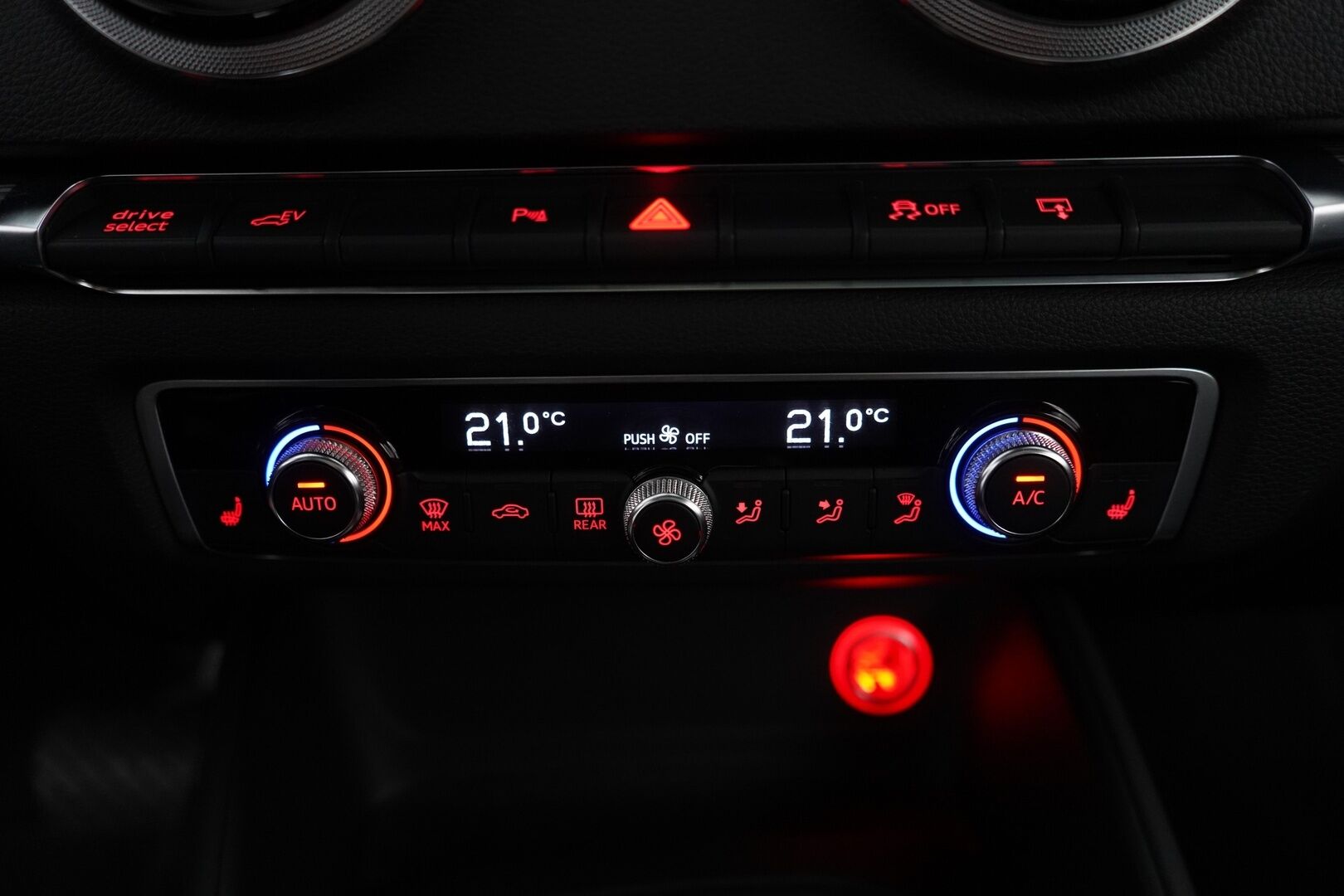 Audi A3 2015 Sportback Business Sport 1,4 TFSI e-tron S tronic *Panorama / Bang&Olufsen / Sport-penkit / Kamera / Nahat* - KATSO KAMPANJAHINTA! / Kahdet vanteet / Juuri katsastettu ja huollettu / Jakopää tehty 2023 - Osta nyt, maksa vasta ensi vuonna