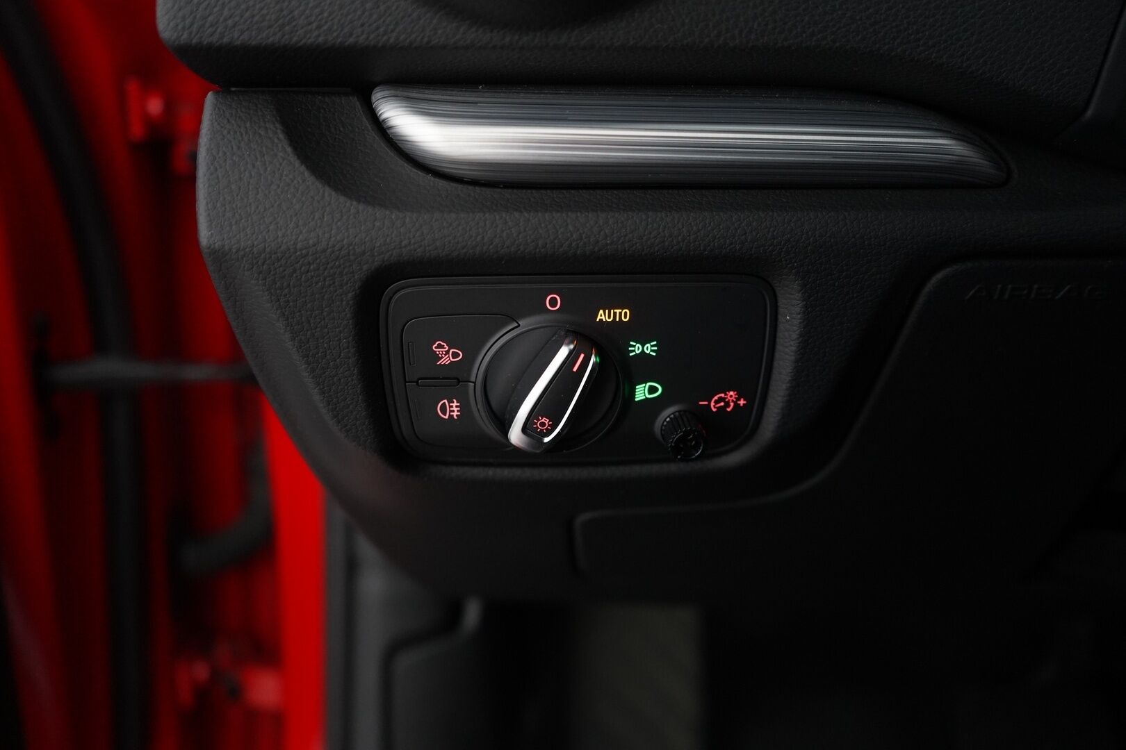 Audi A3 2015 Sportback Business Sport 1,4 TFSI e-tron S tronic *Panorama / Bang&Olufsen / Sport-penkit / Kamera / Nahat* - KATSO KAMPANJAHINTA! / Kahdet vanteet / Juuri katsastettu ja huollettu / Jakopää tehty 2023 - Osta nyt, maksa vasta ensi vuonna