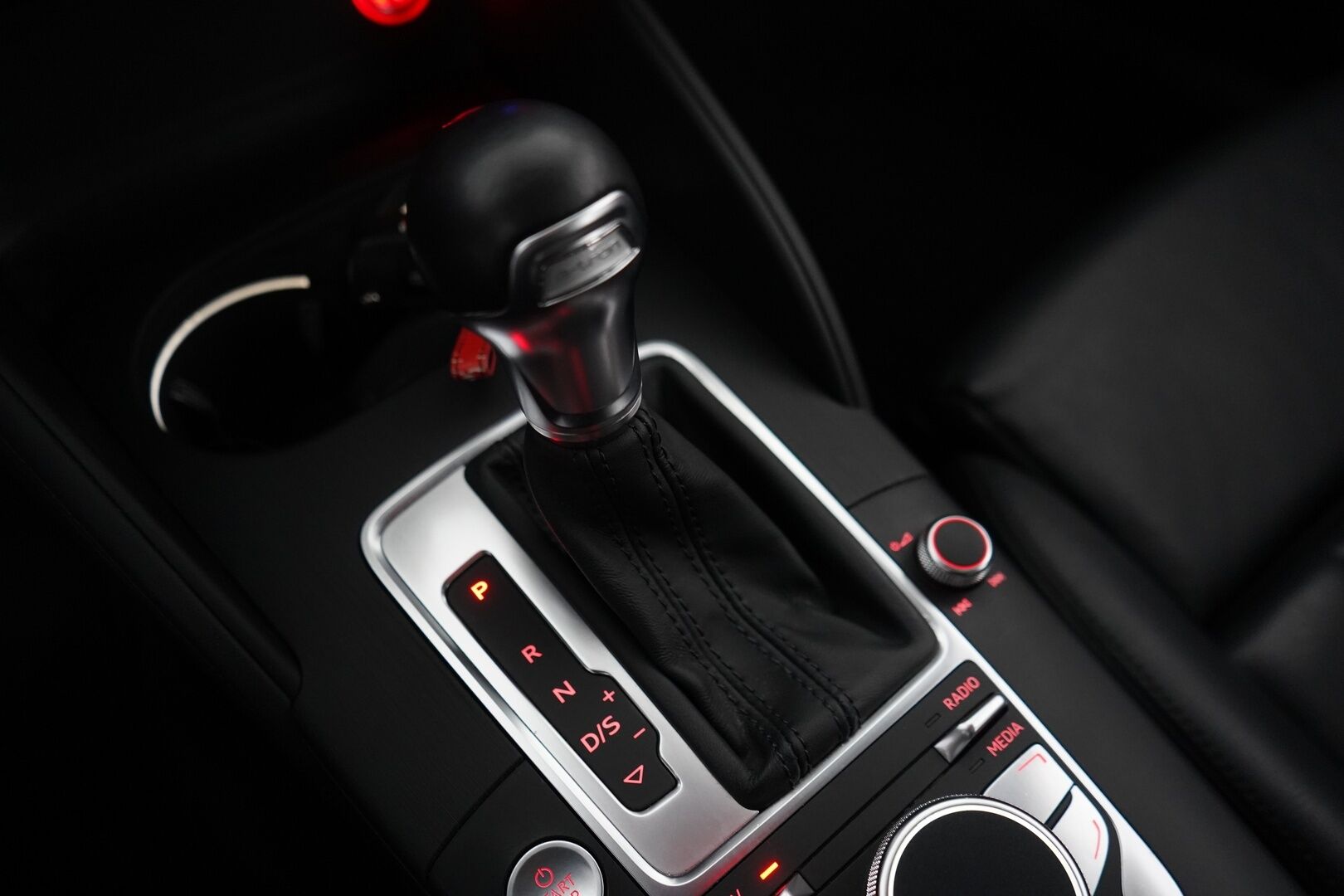 Audi A3 2015 Sportback Business Sport 1,4 TFSI e-tron S tronic *Panorama / Bang&Olufsen / Sport-penkit / Kamera / Nahat* - KATSO KAMPANJAHINTA! / Kahdet vanteet / Juuri katsastettu ja huollettu / Jakopää tehty 2023 - Osta nyt, maksa vasta ensi vuonna